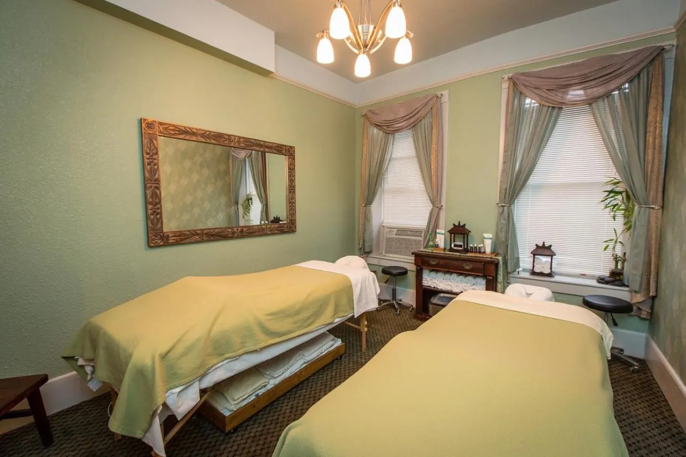 Massage, Bed in 1905 Basin Park Hotel