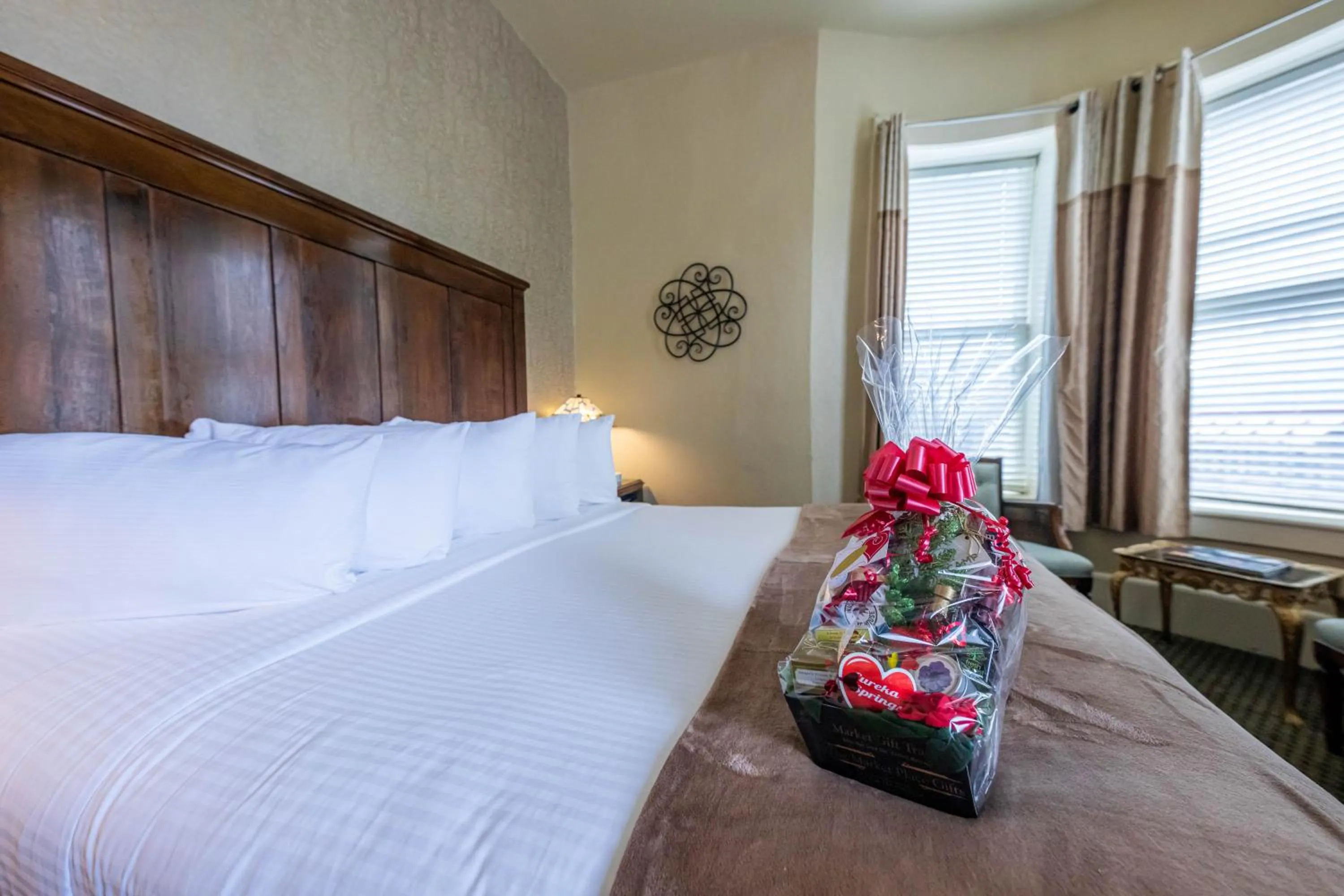 Bed in 1905 Basin Park Hotel