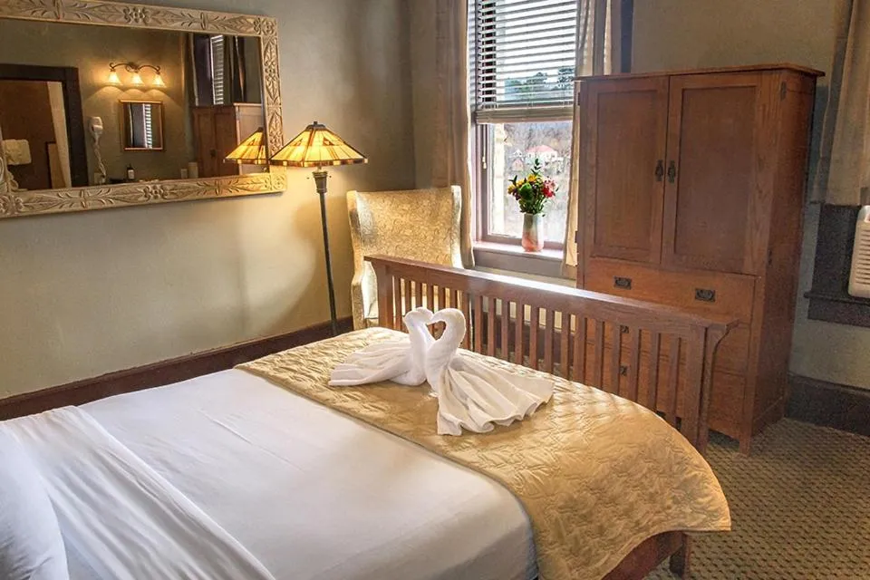 Bed in 1905 Basin Park Hotel