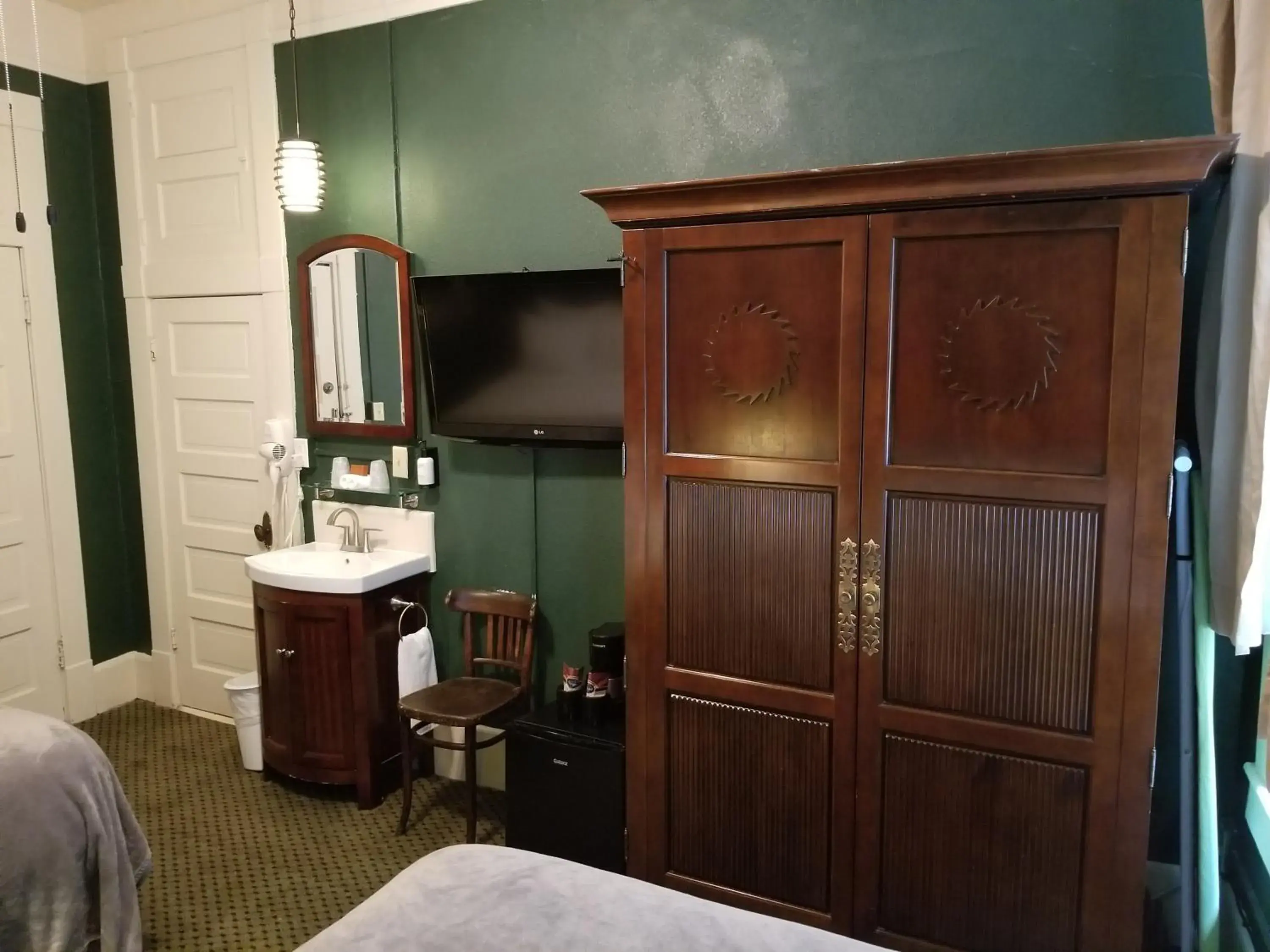 Bed in 1905 Basin Park Hotel Bed in 1905 Basin Park Hotel