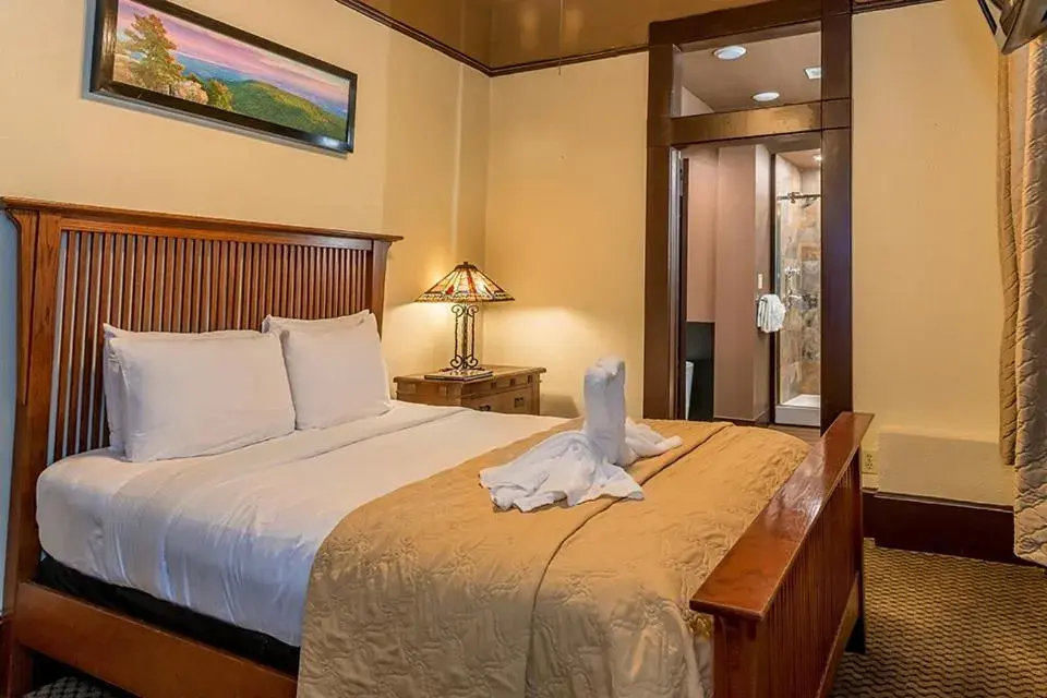 Deluxe Suite with Spa Bath in 1905 Basin Park Hotel Deluxe Suite with Spa Bath in 1905 Basin Park Hotel