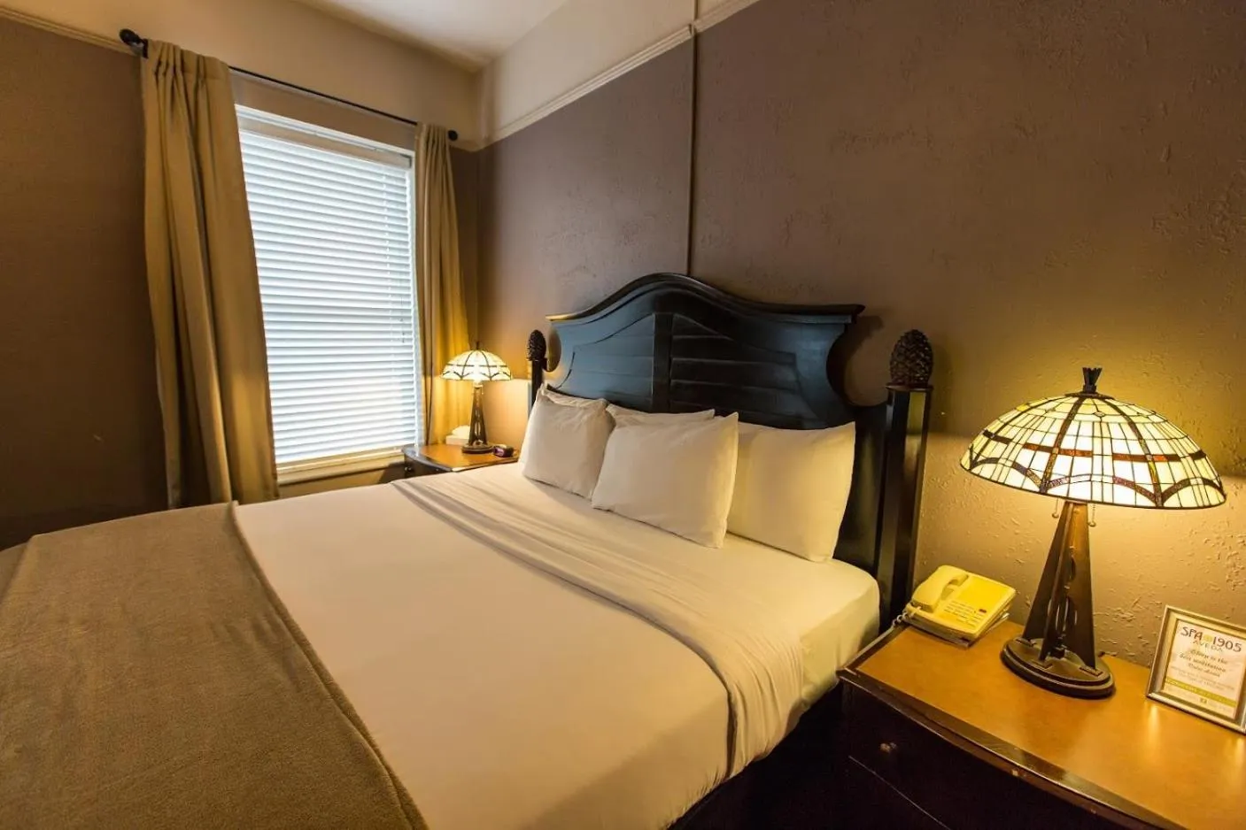 Bedroom, Bed in 1905 Basin Park Hotel