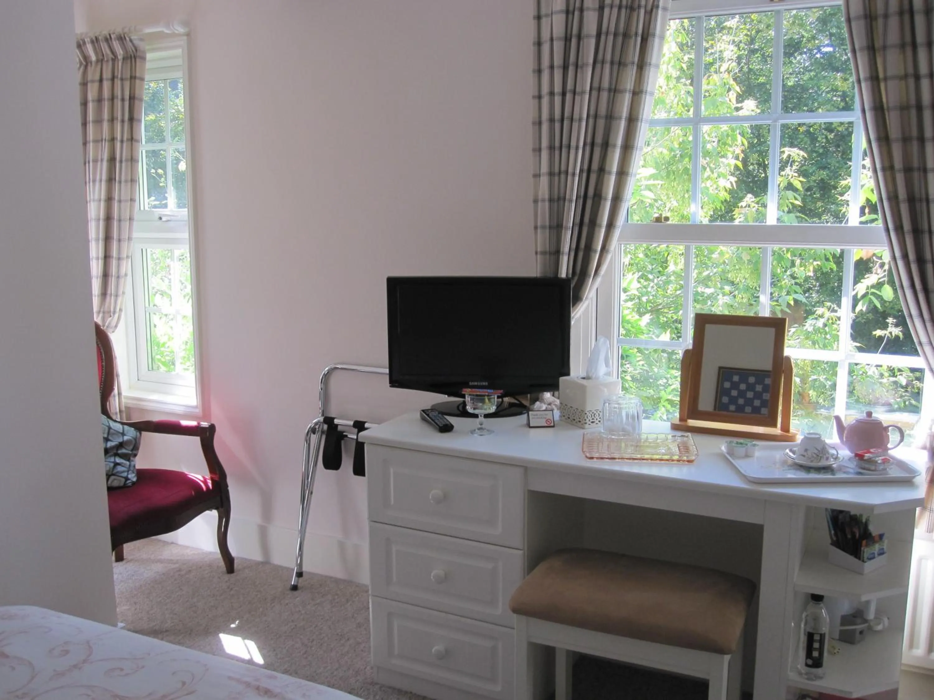 TV and multimedia, TV/Entertainment Center in Clayhill House Bed & Breakfast