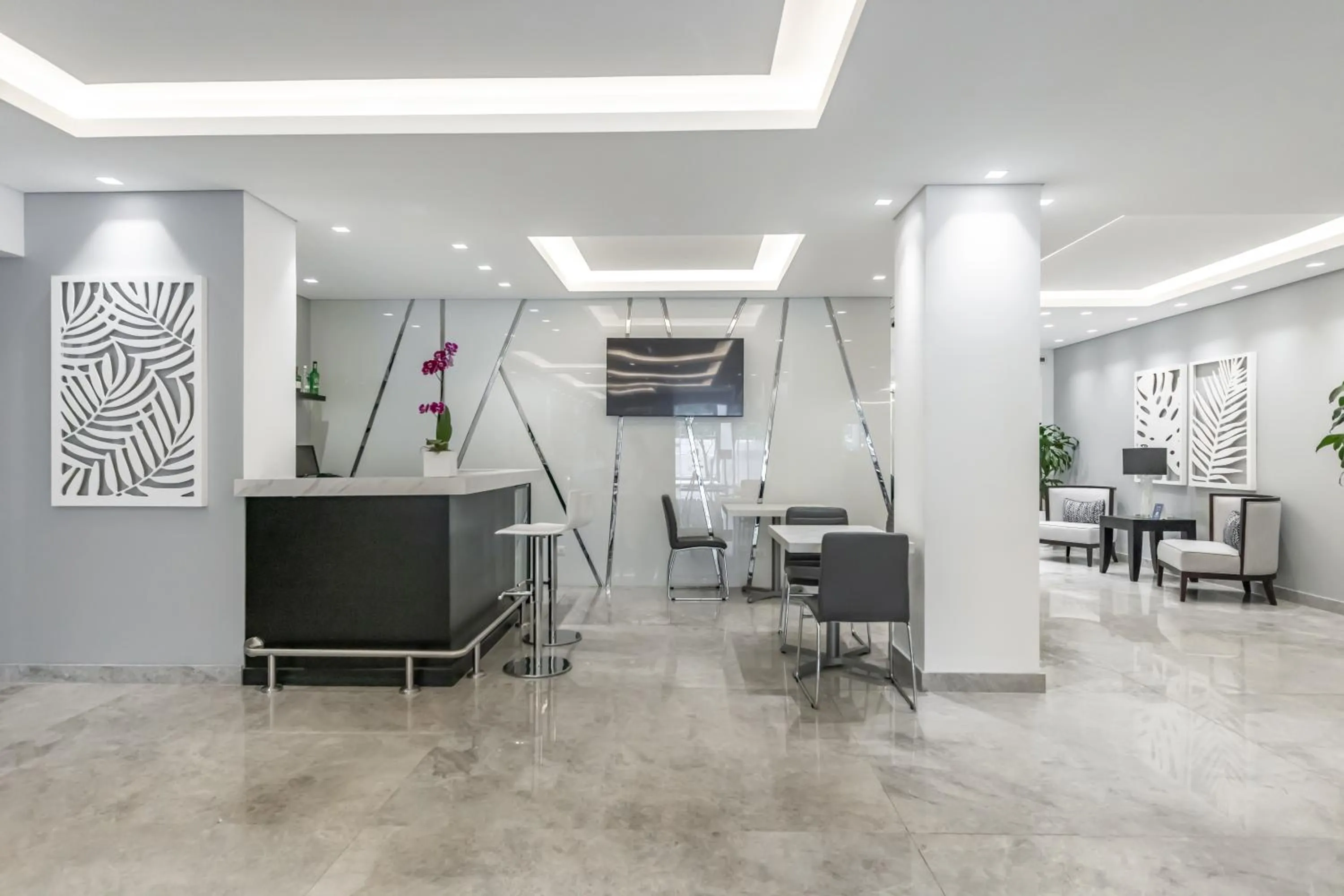 Restaurant/places to eat in Hotel Biltmore