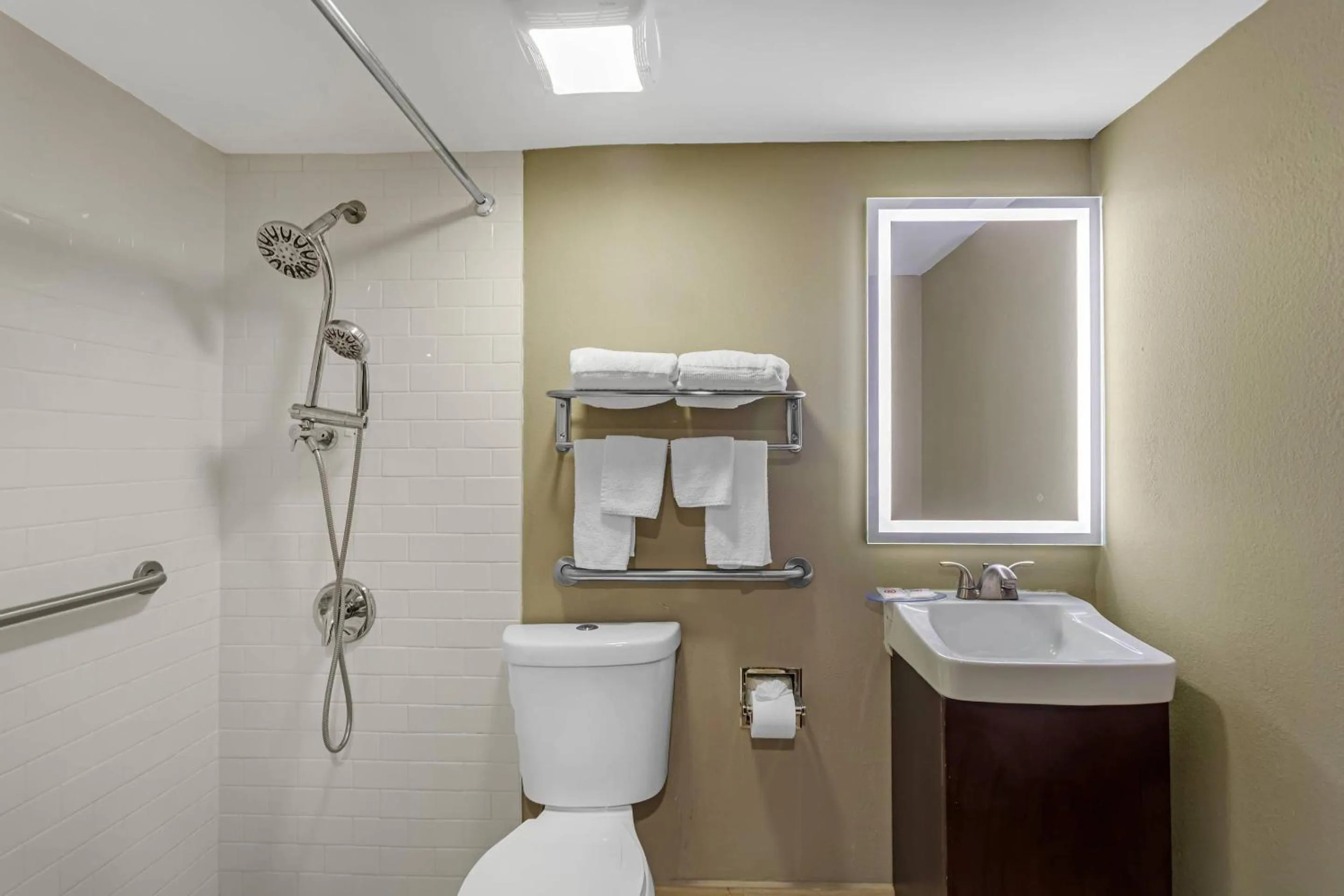 Bedroom in Comfort Inn & Suites Pottstown Eastern Gateway