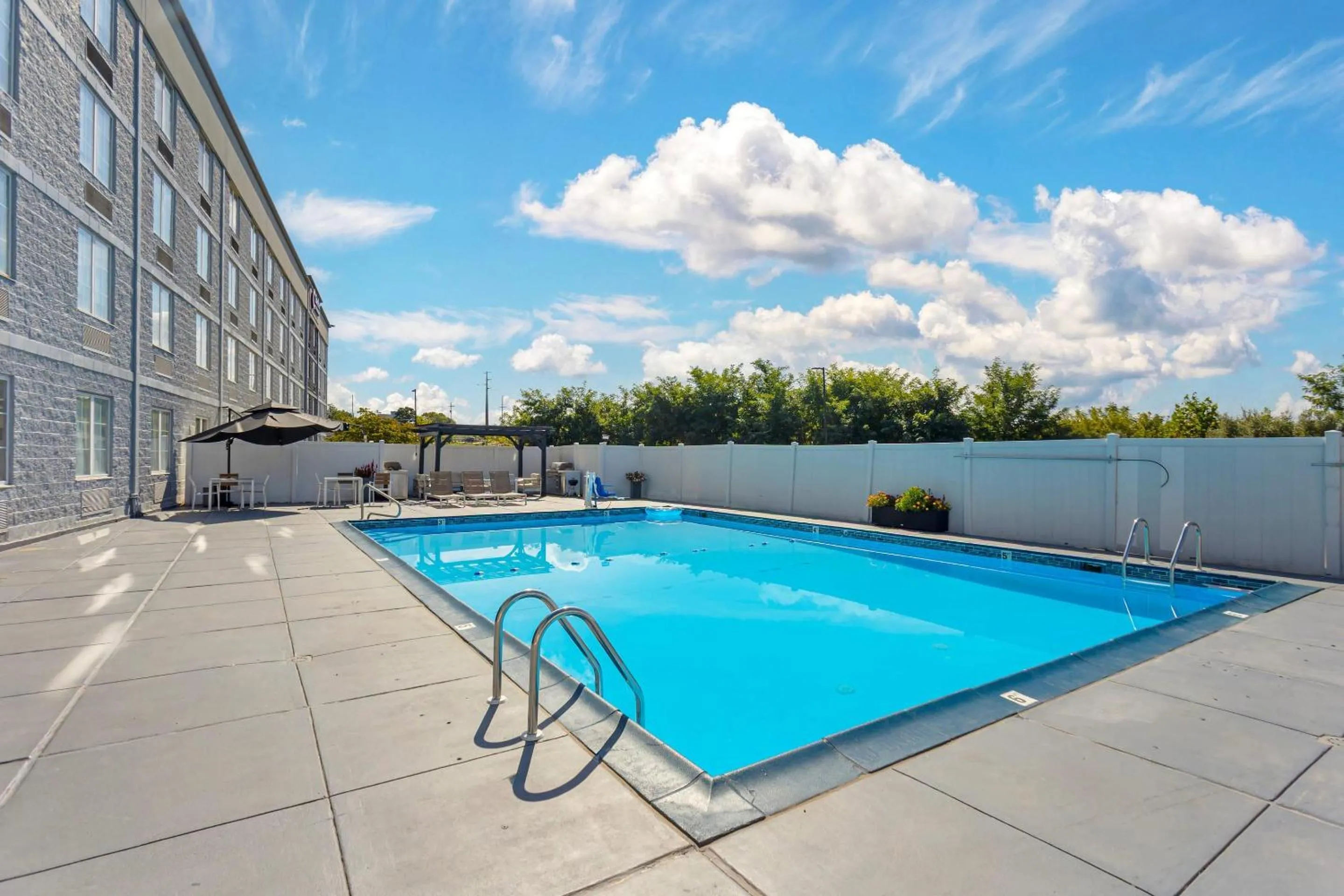 Swimming pool in Comfort Inn & Suites Pottstown Eastern Gateway