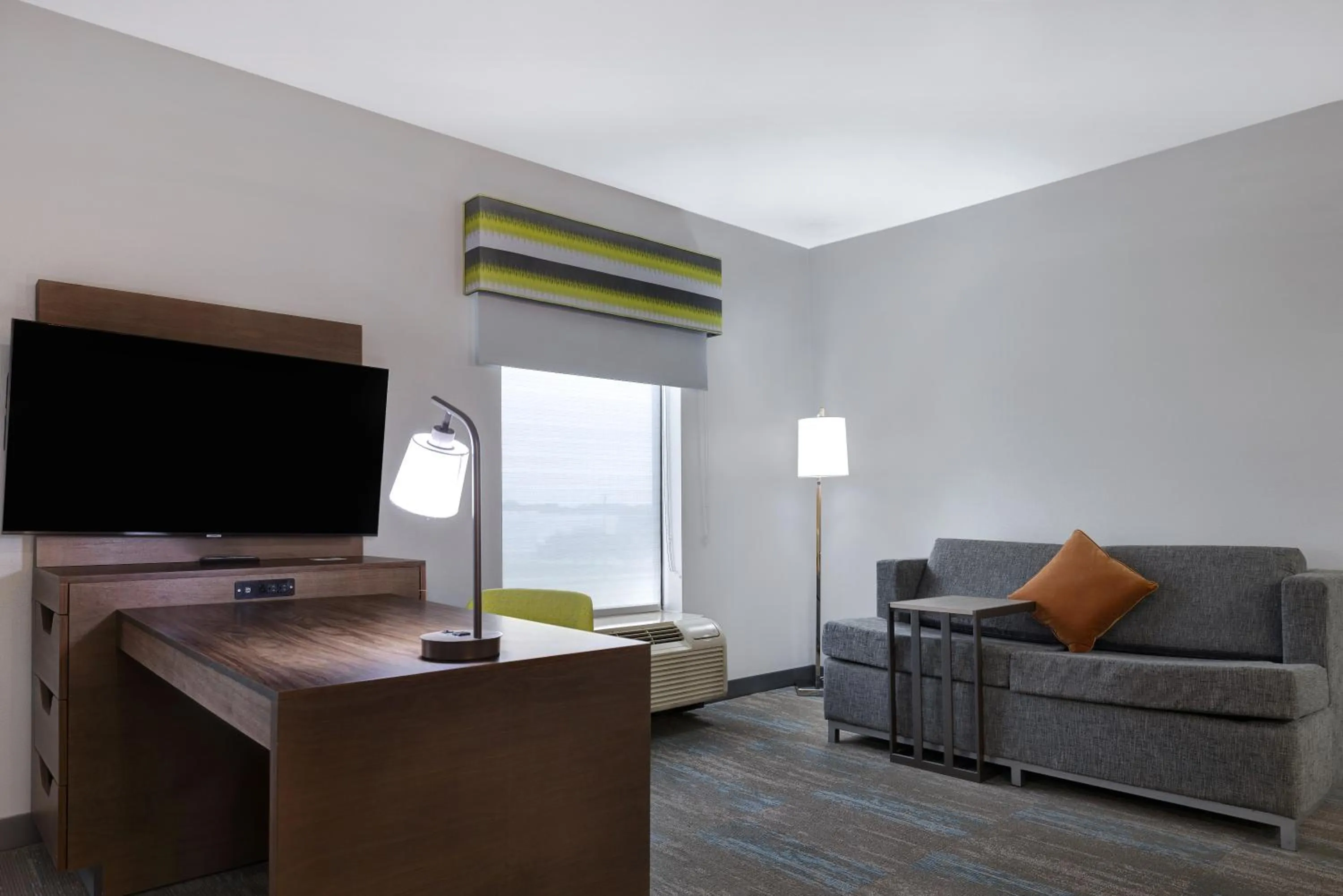 TV and multimedia in Hampton Inn & Suites Shreveport