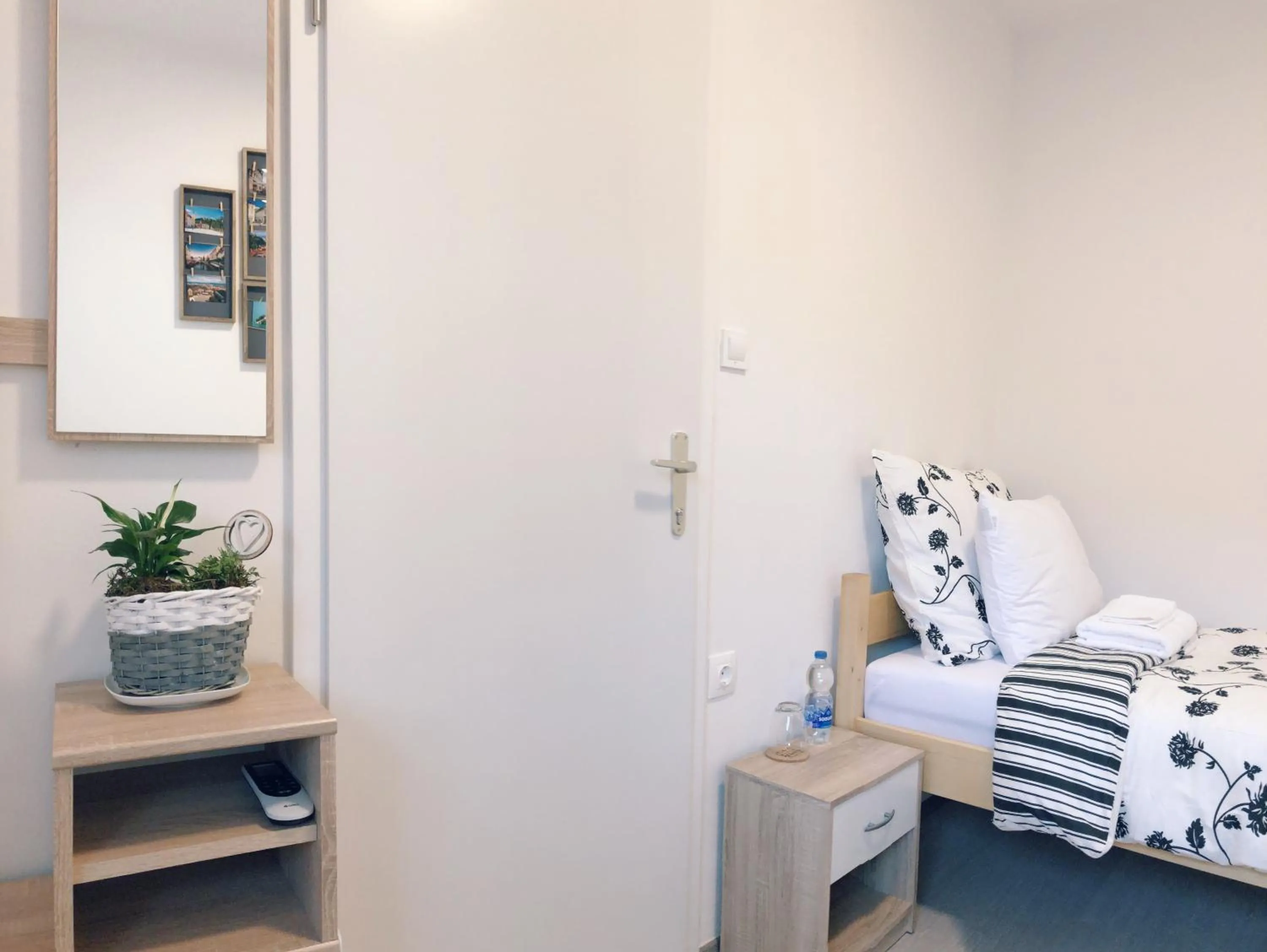 Small Single Room with Shared Bathroom - single occupancy in Lina Rooms Hostel