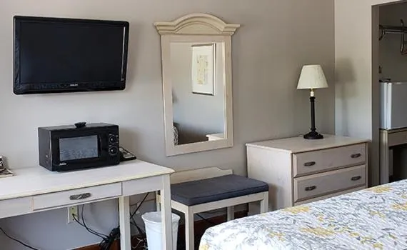 Bed in Gorham Motor Inn