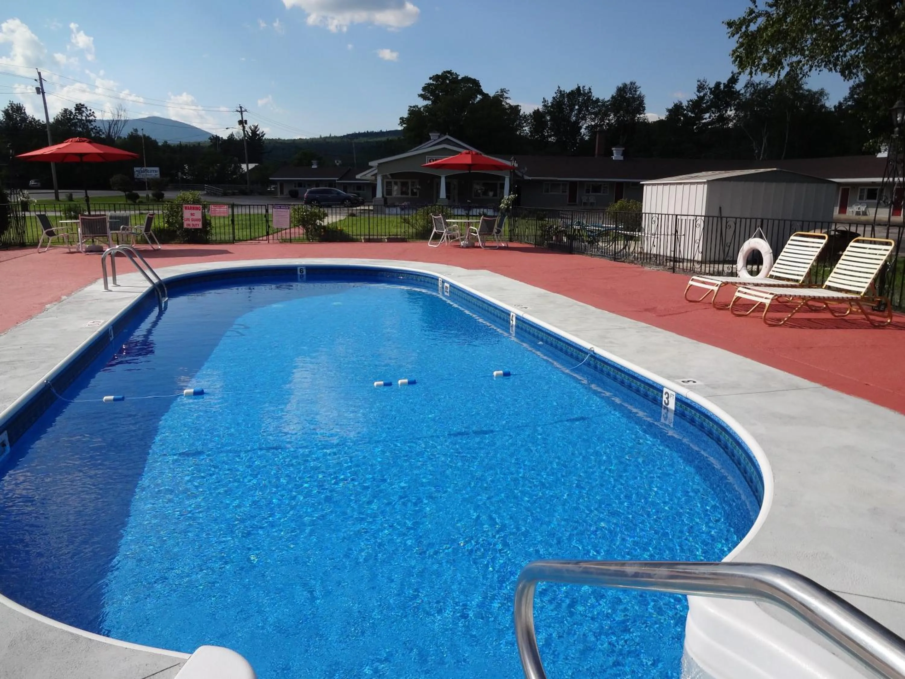 Swimming pool in Gorham Motor Inn
