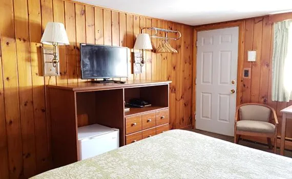 Bed in Gorham Motor Inn