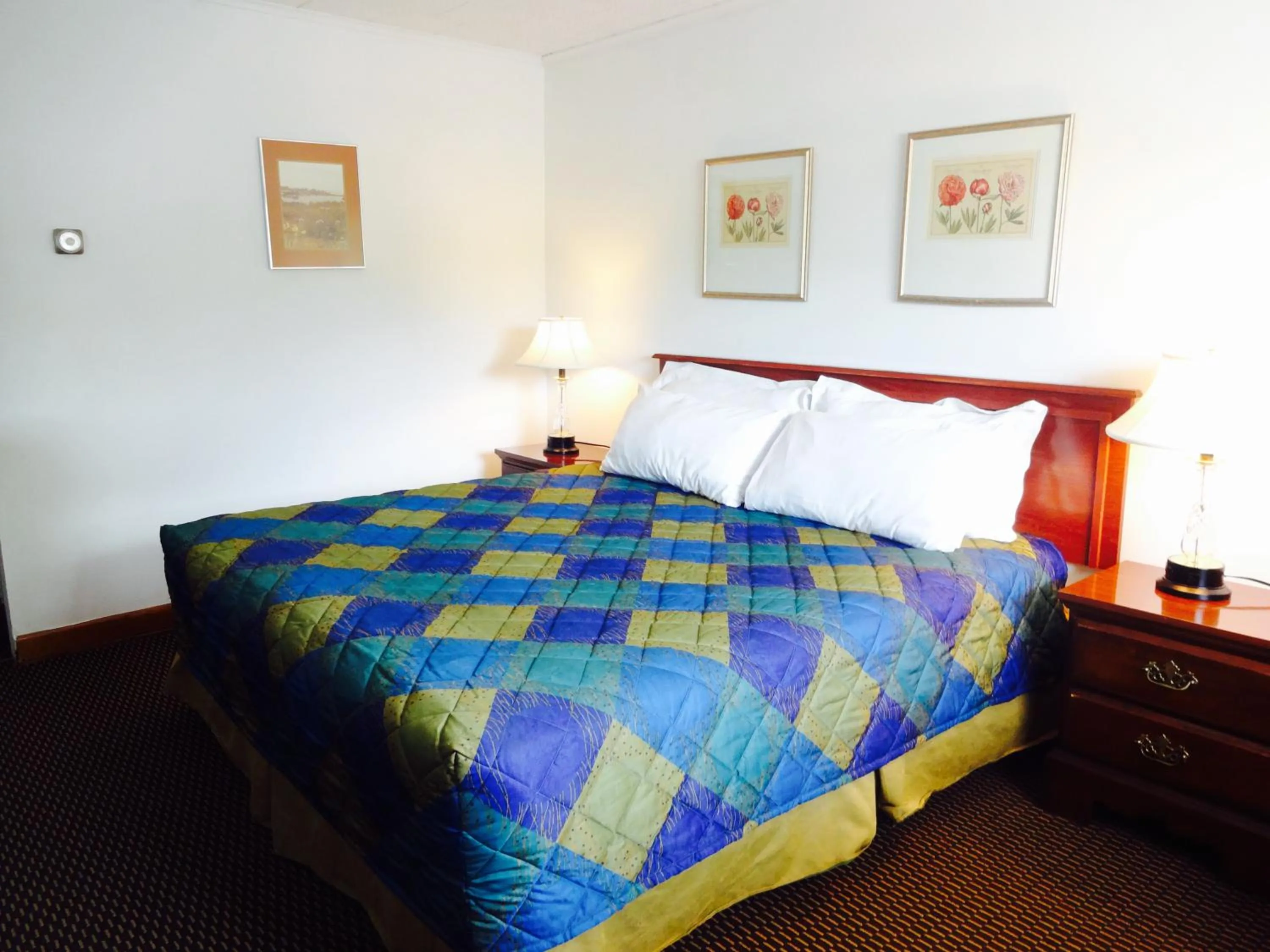 Mountain view, Bed in Gorham Motor Inn