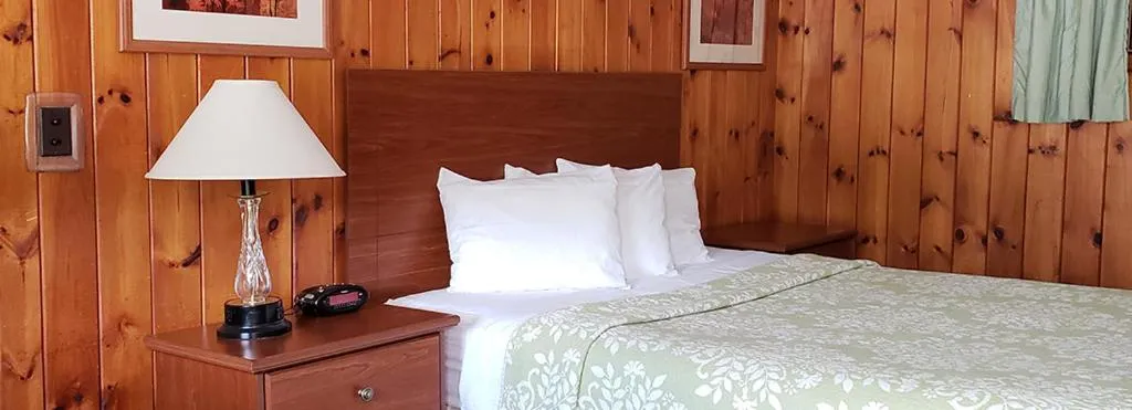 Bed in Gorham Motor Inn