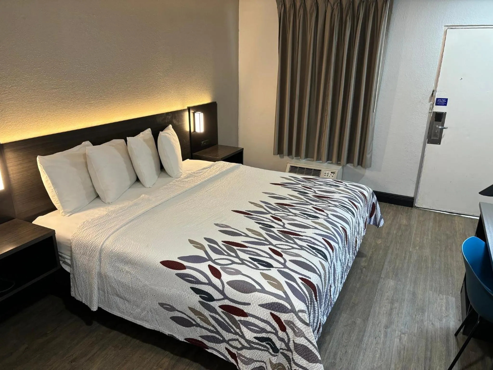 Photo of the whole room, Bed in Red Roof Inn Wildwood, FL - The Villages