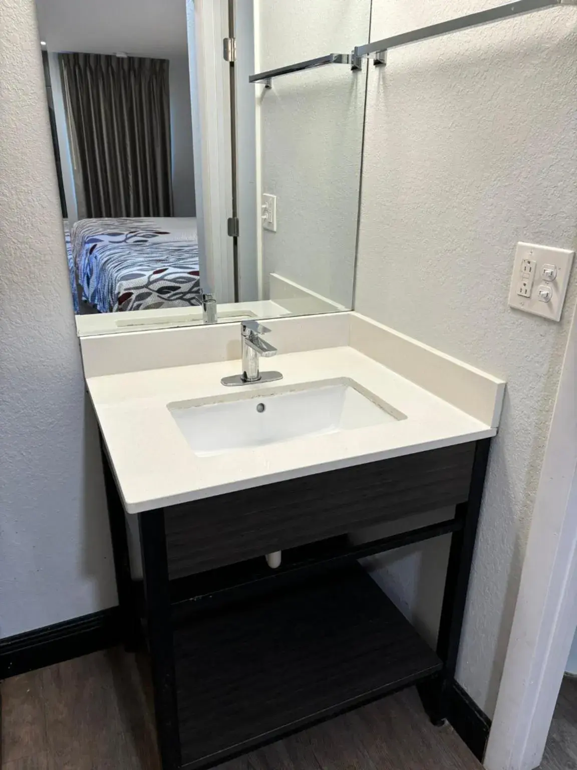 Superior King Room Non-Smoking in Motel 6-Wildwood, FL Superior King Room Non-Smoking in Motel 6-Wildwood, FL