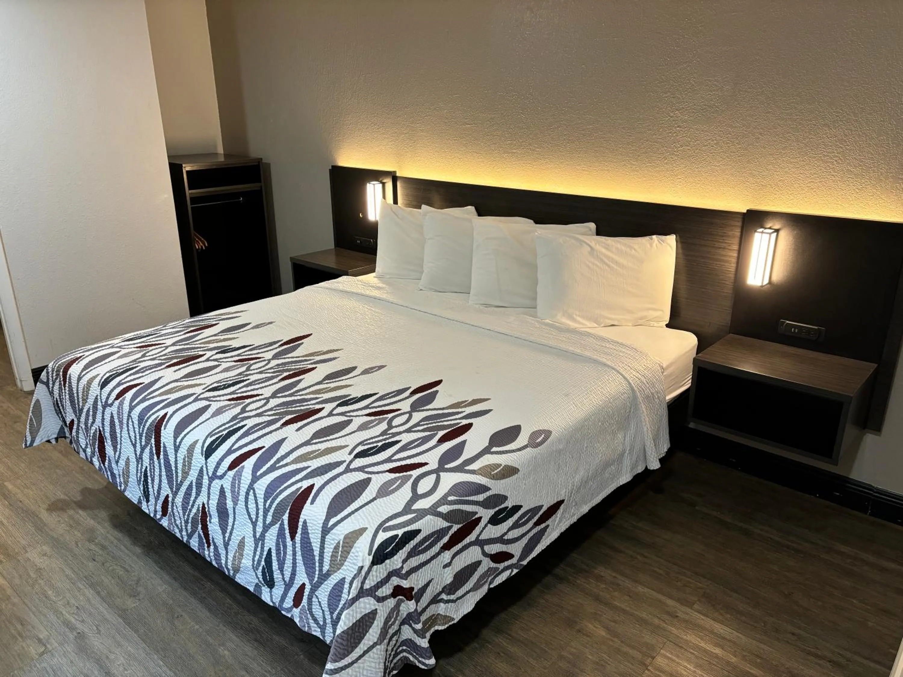 Photo of the whole room, Bed in Red Roof Inn Wildwood, FL - The Villages