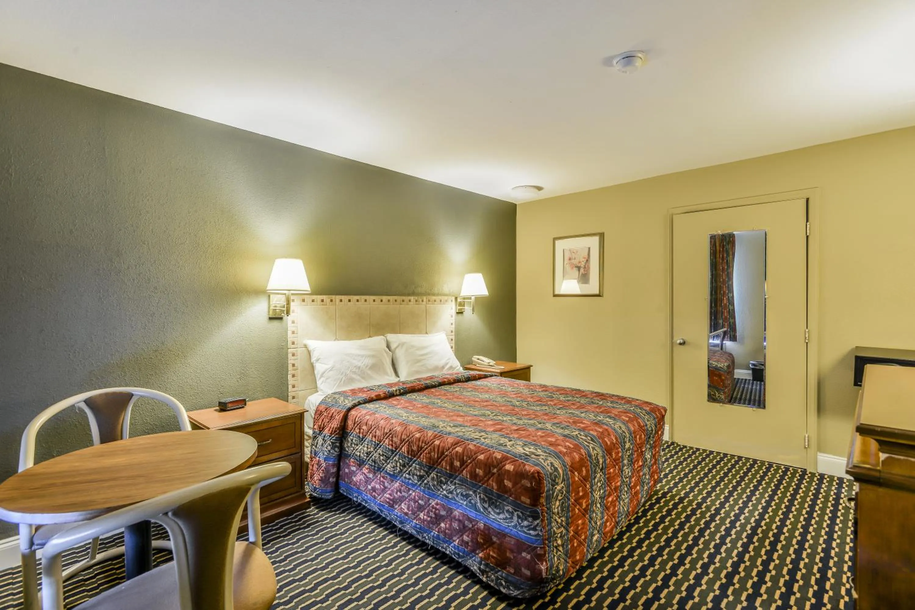 Bedroom, Bed in Wake Inn