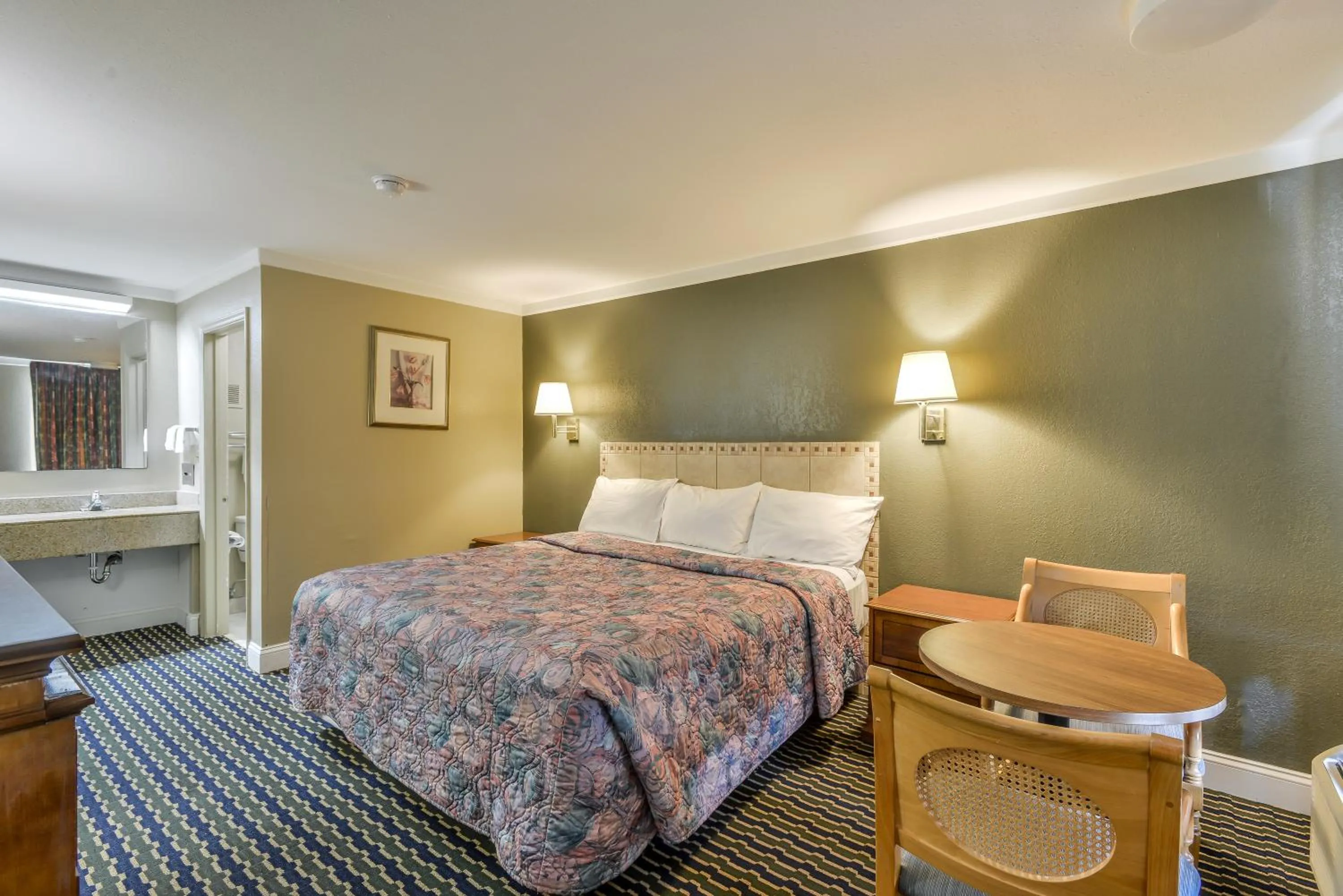 Bedroom, Bed in Wake Inn