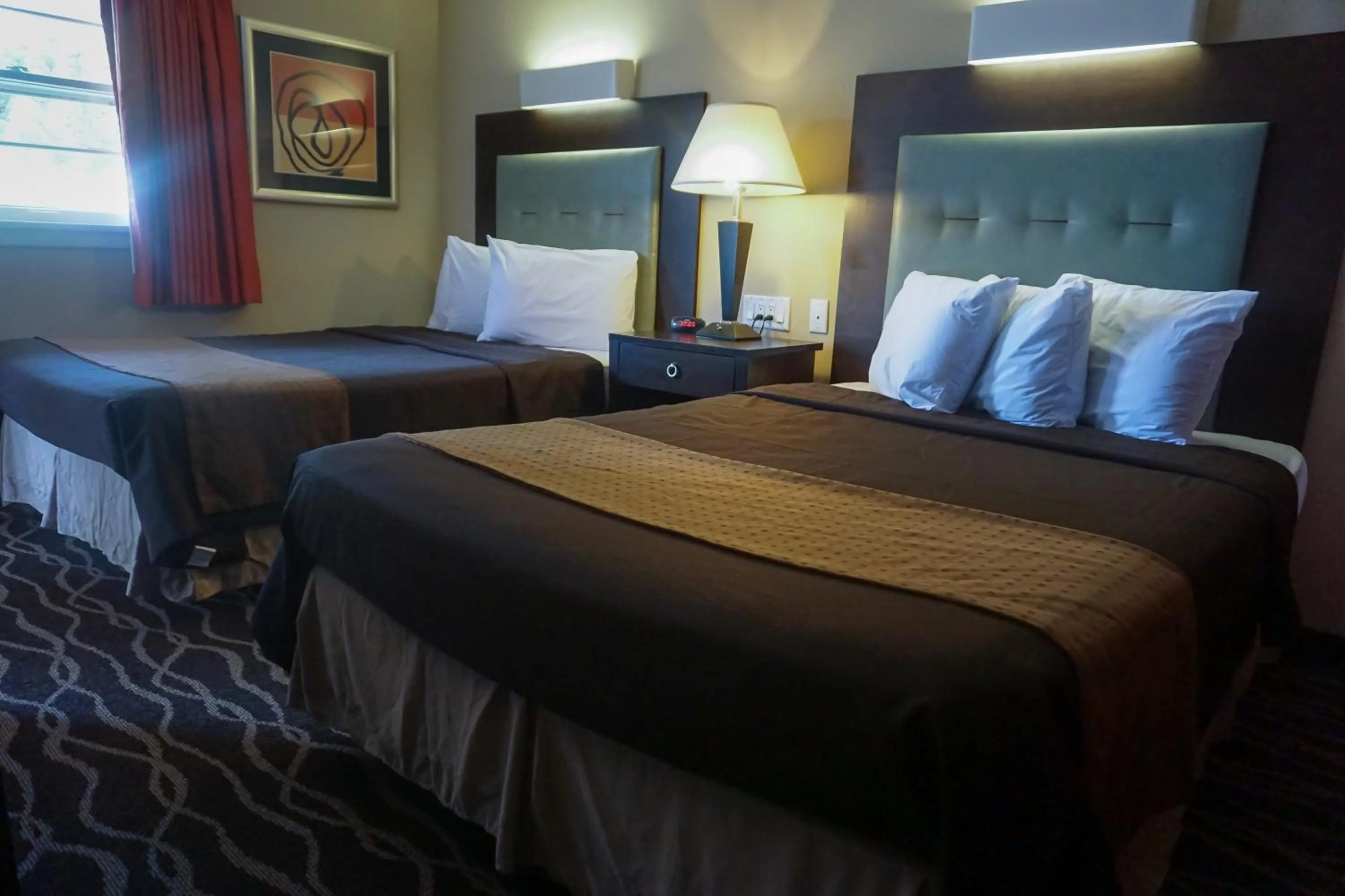 Bed in Cocoa Country Inn Hershey