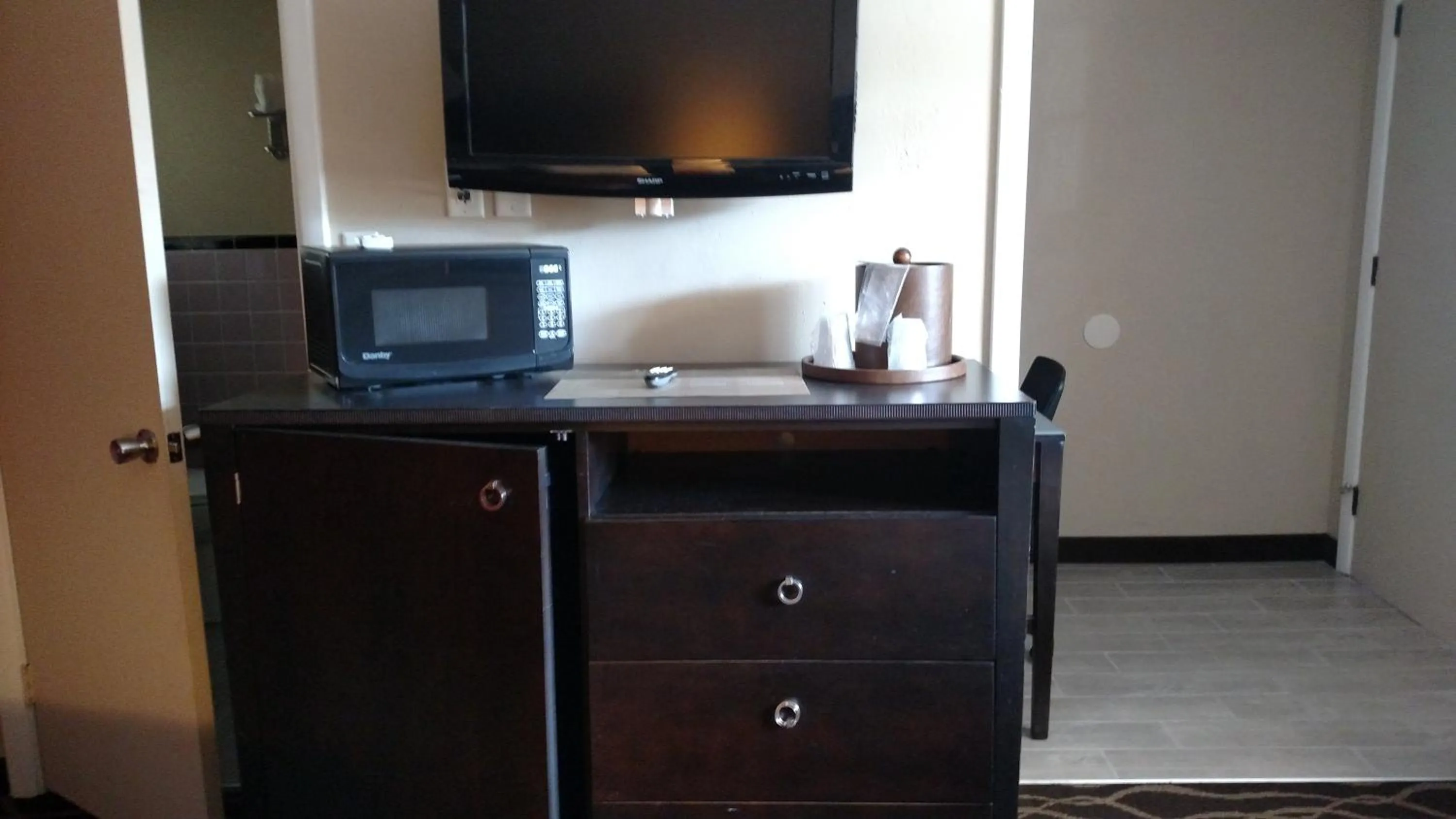 TV and multimedia in Cocoa Country Inn Hershey