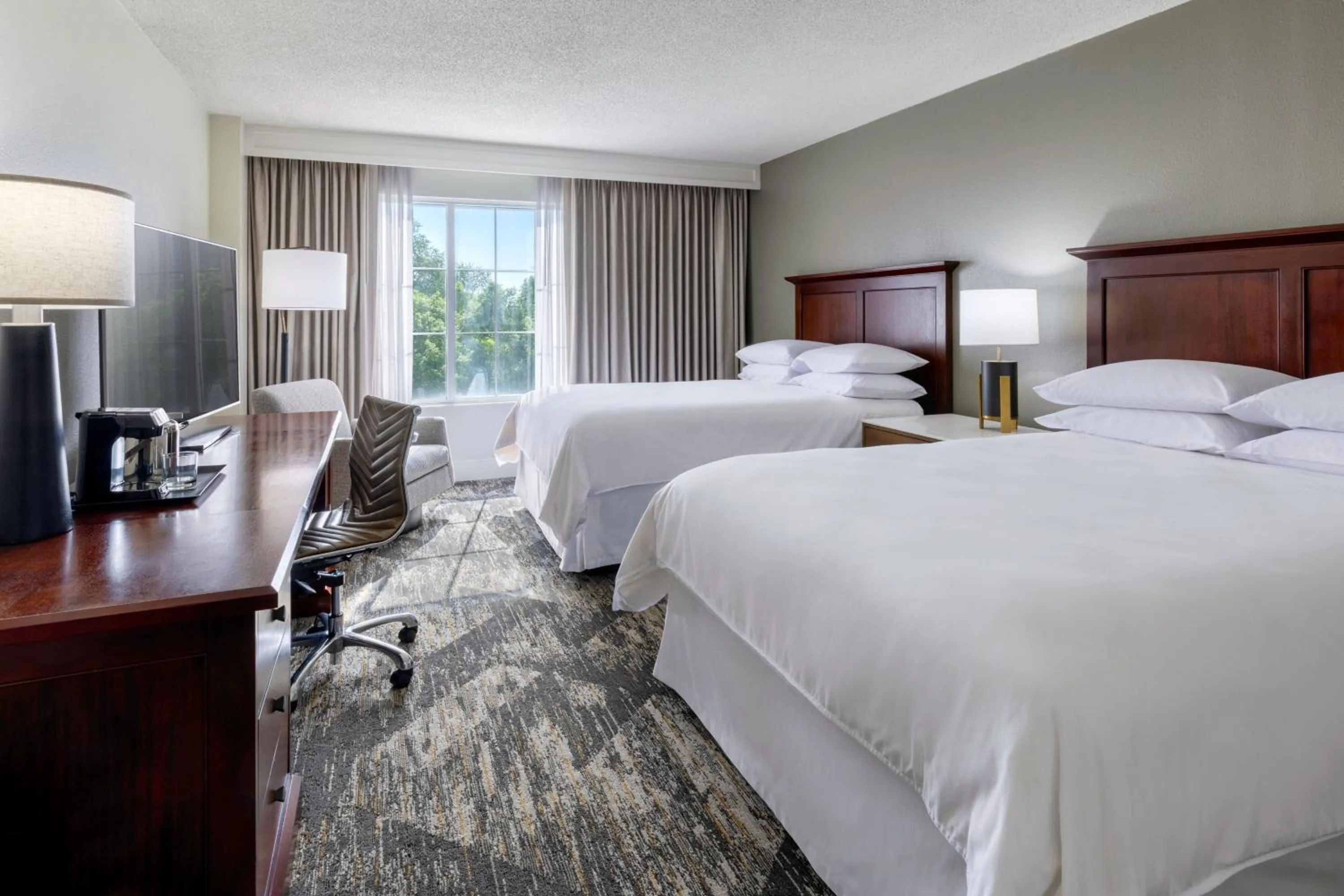 Bedroom, Bed in Sheraton Atlanta Perimeter North