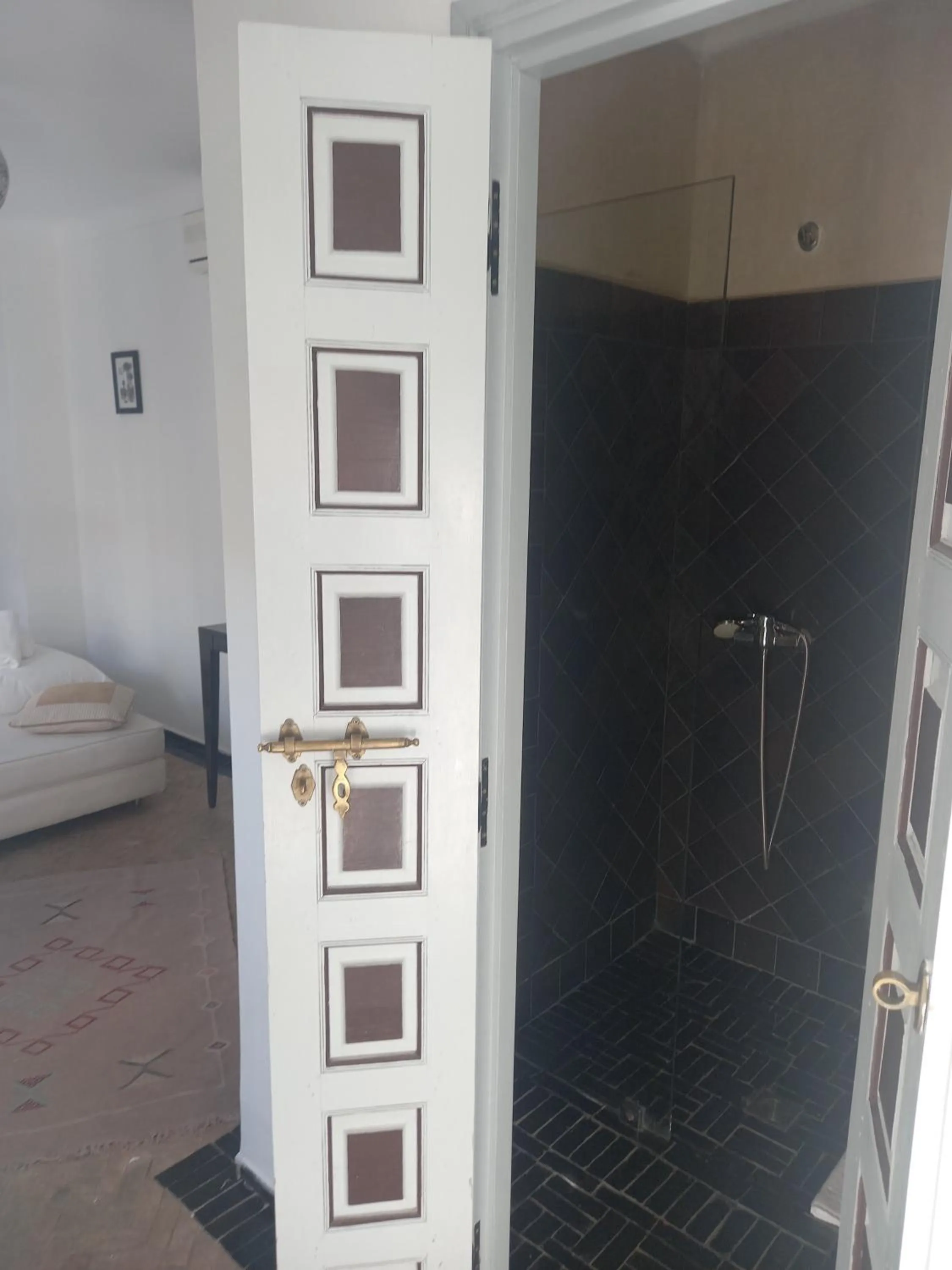 Shower, Bed in Riad Les Jardins des Lilas