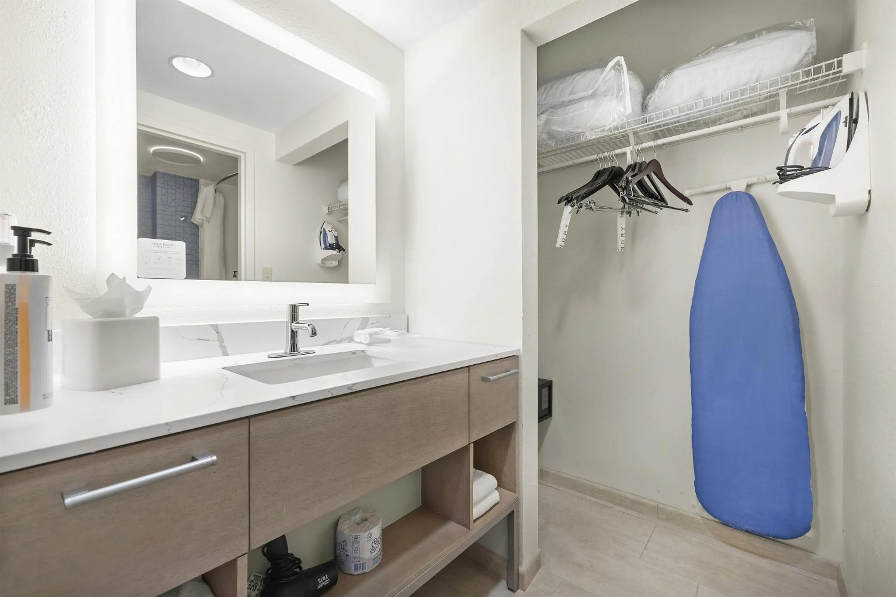 Bathroom in Homewood Suites Lancaster