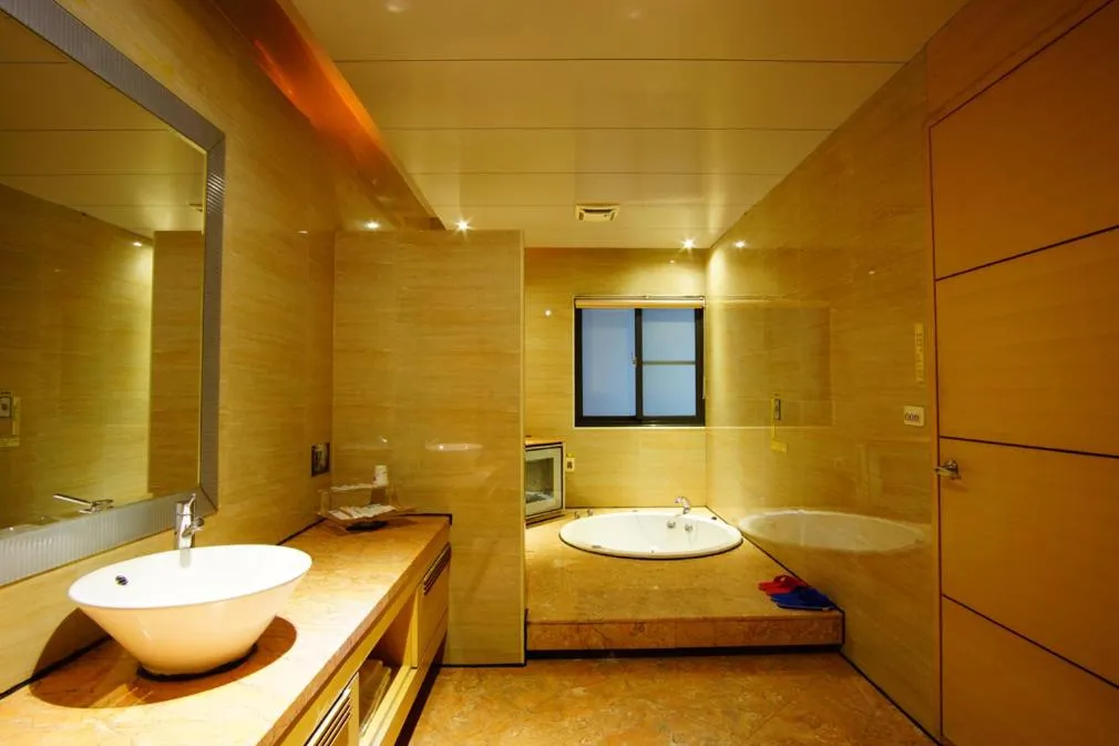 Bathroom in Water City Motel