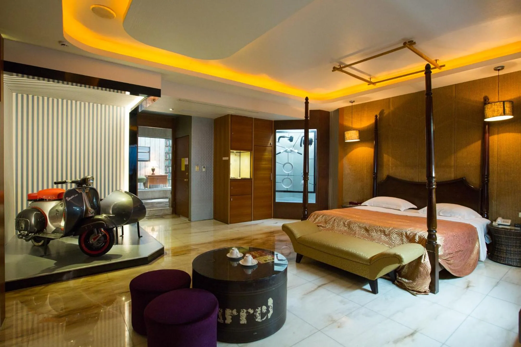 Photo of the whole room, Bed in Water City Motel