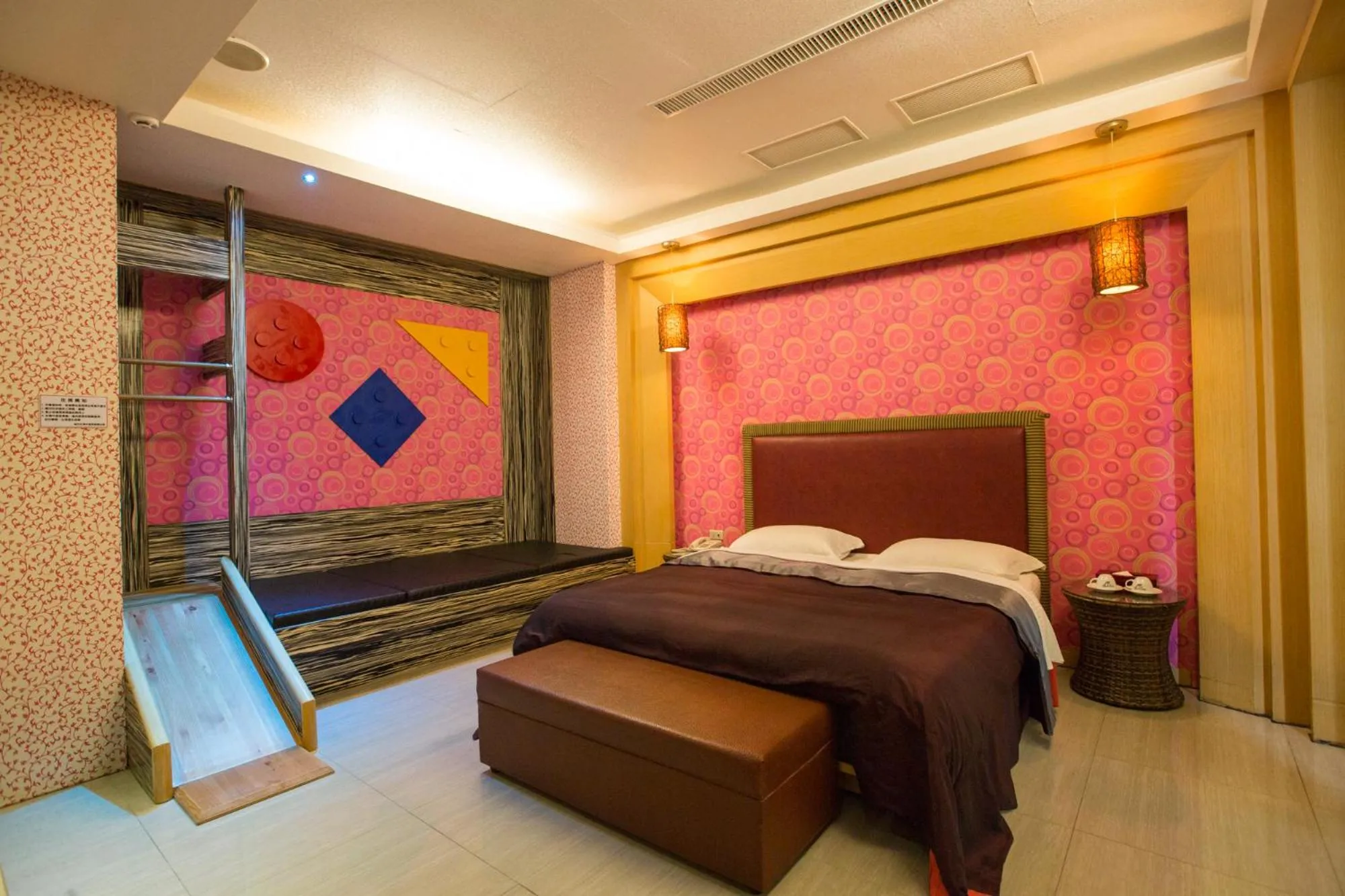 Photo of the whole room, Bed in Water City Motel