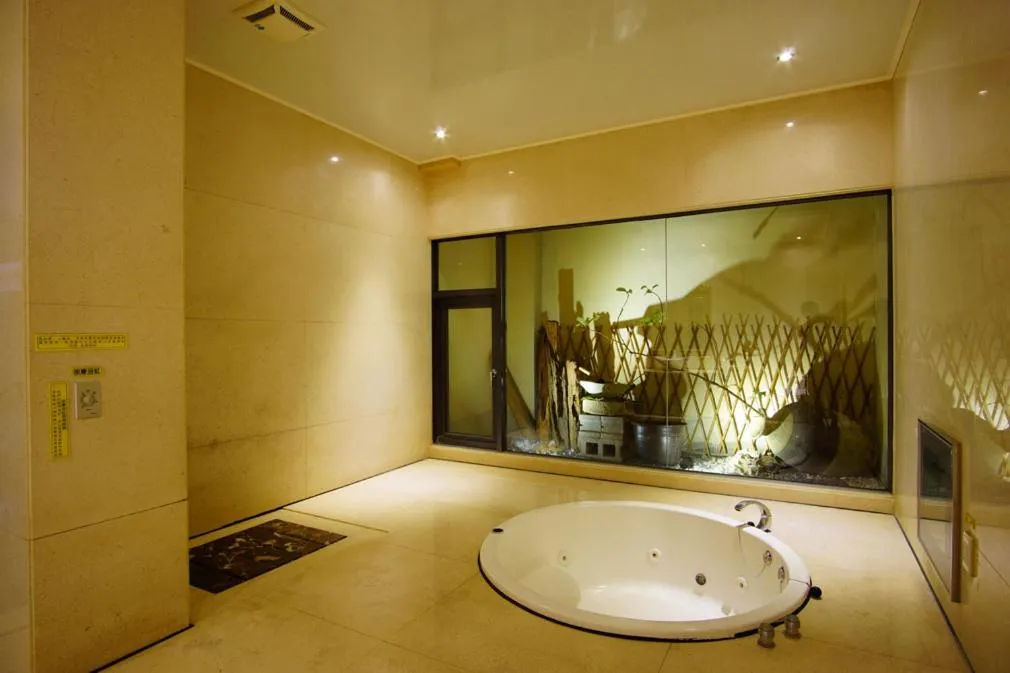 Bathroom in Water City Motel