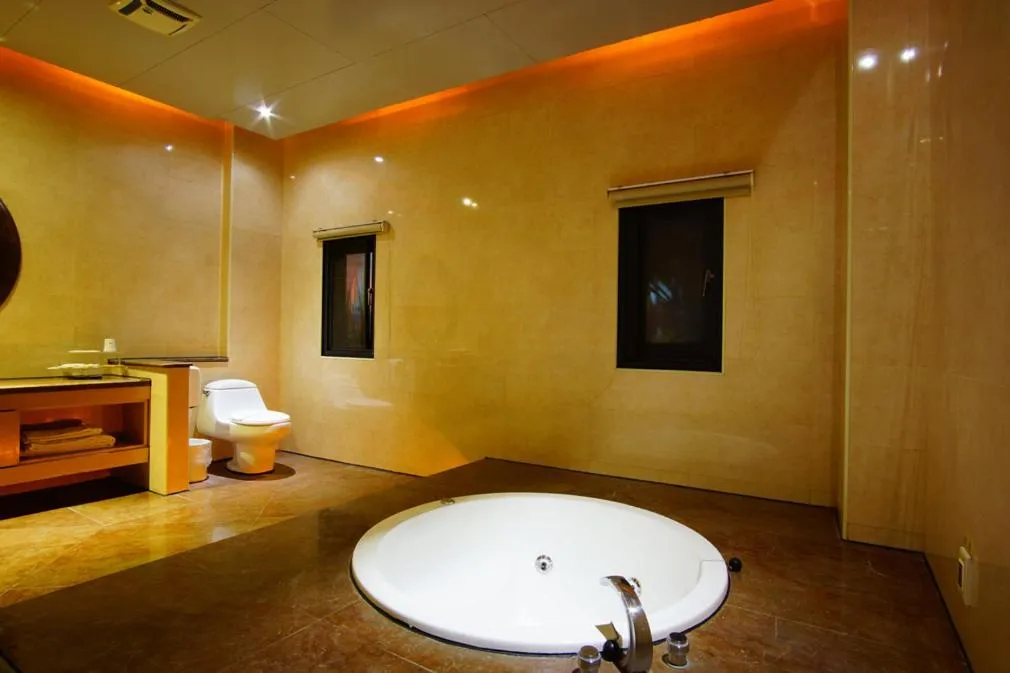 Bathroom in Water City Motel