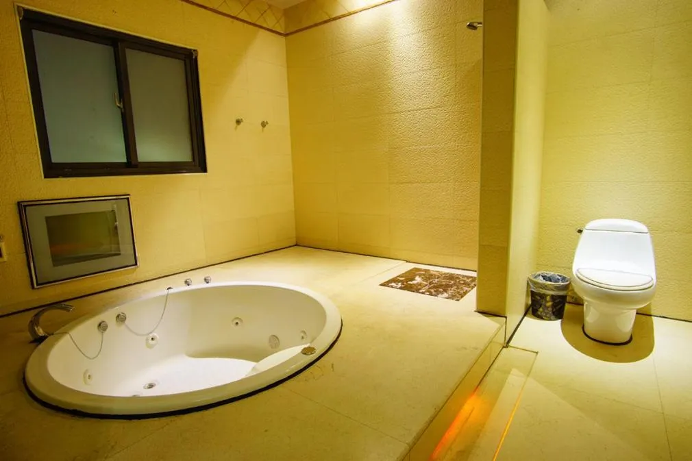 Bathroom in Water City Motel