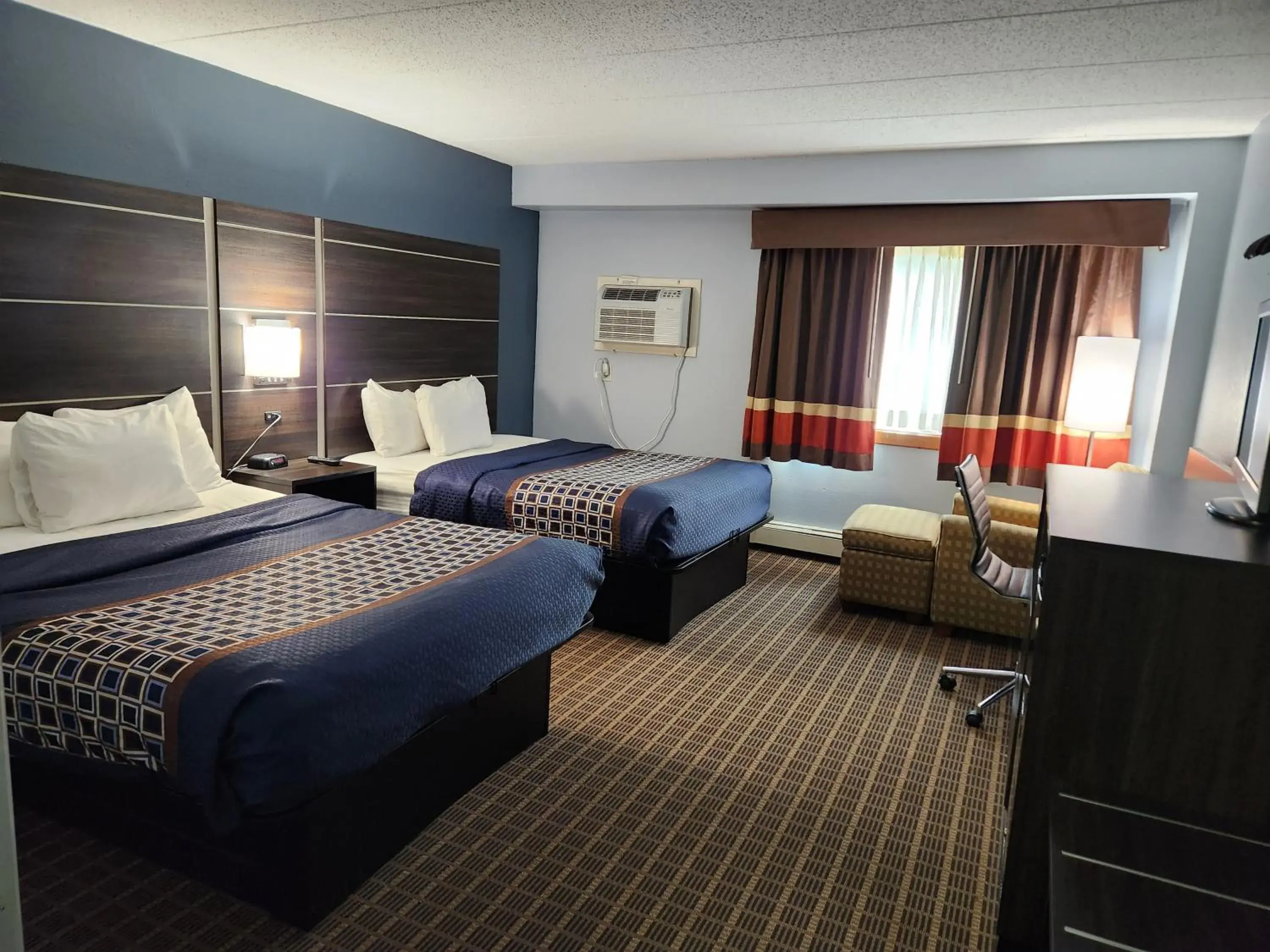 Bedroom, Bed in Stillwater Inn & Suites Bedroom, Bed in Stillwater Inn & Suites
