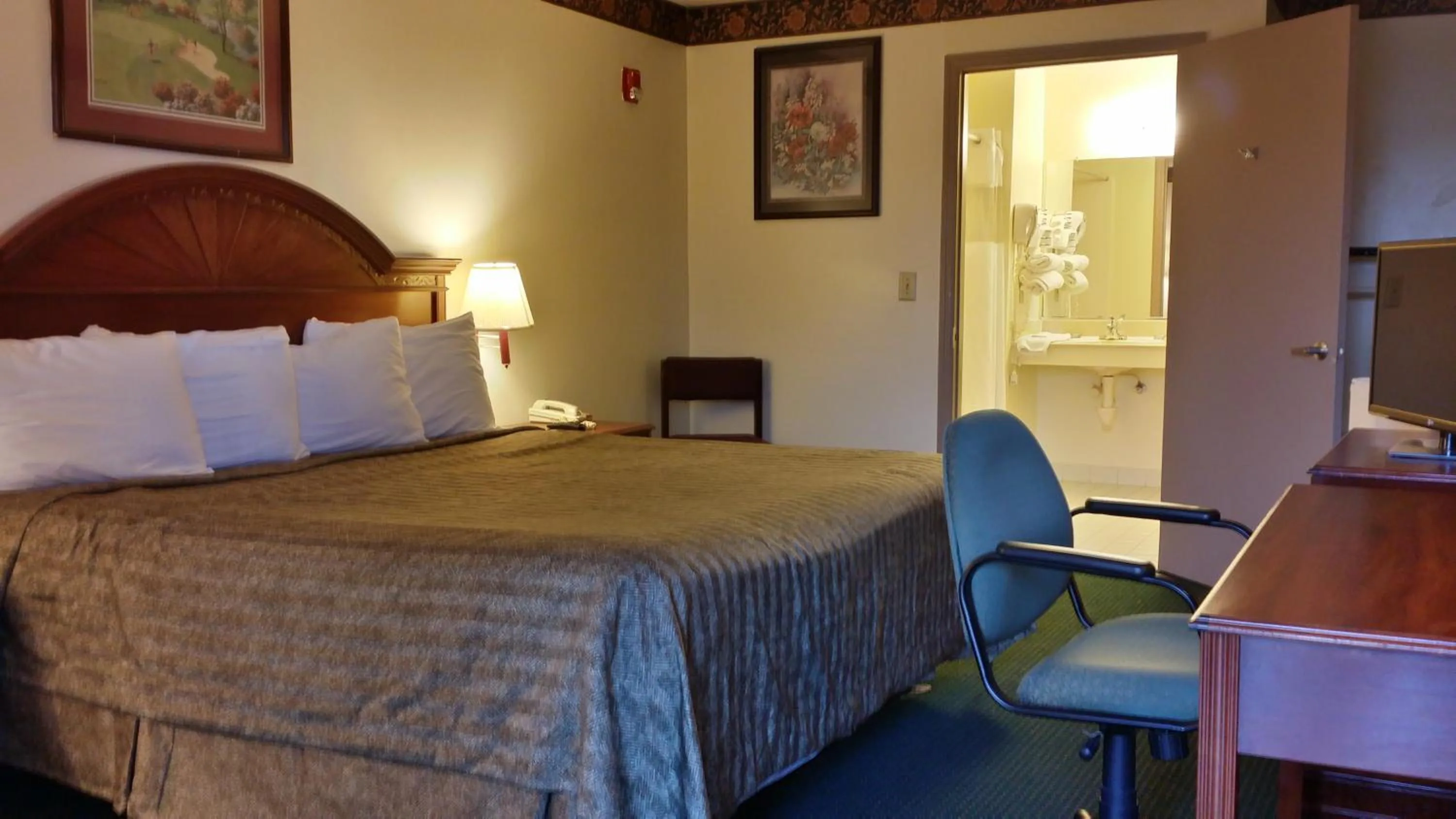 Bed in Heritage Inn Augusta