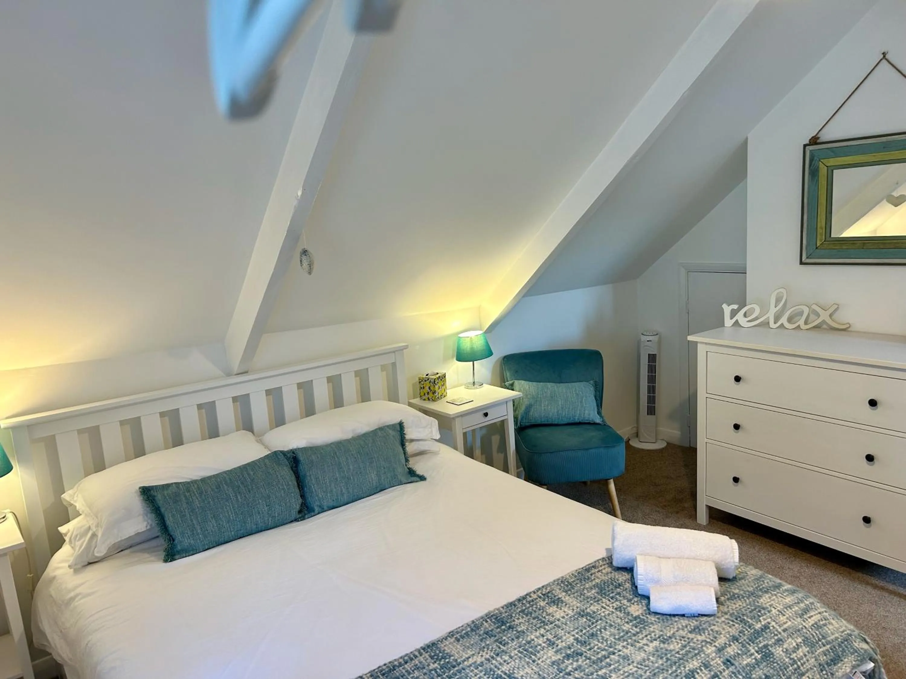 Bedroom, Bed in Fowey River Views