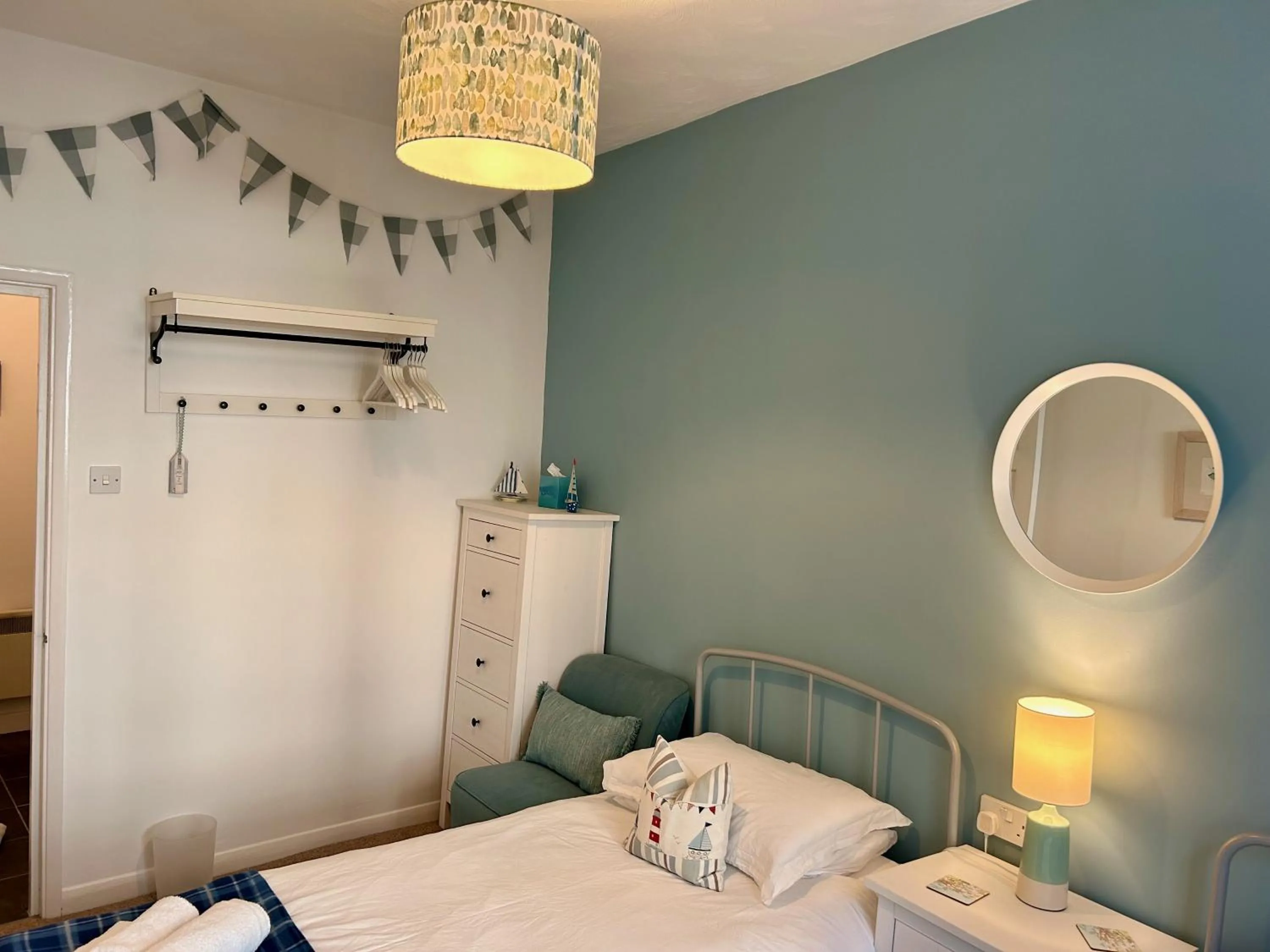 Bedroom, Bed in Fowey River Views