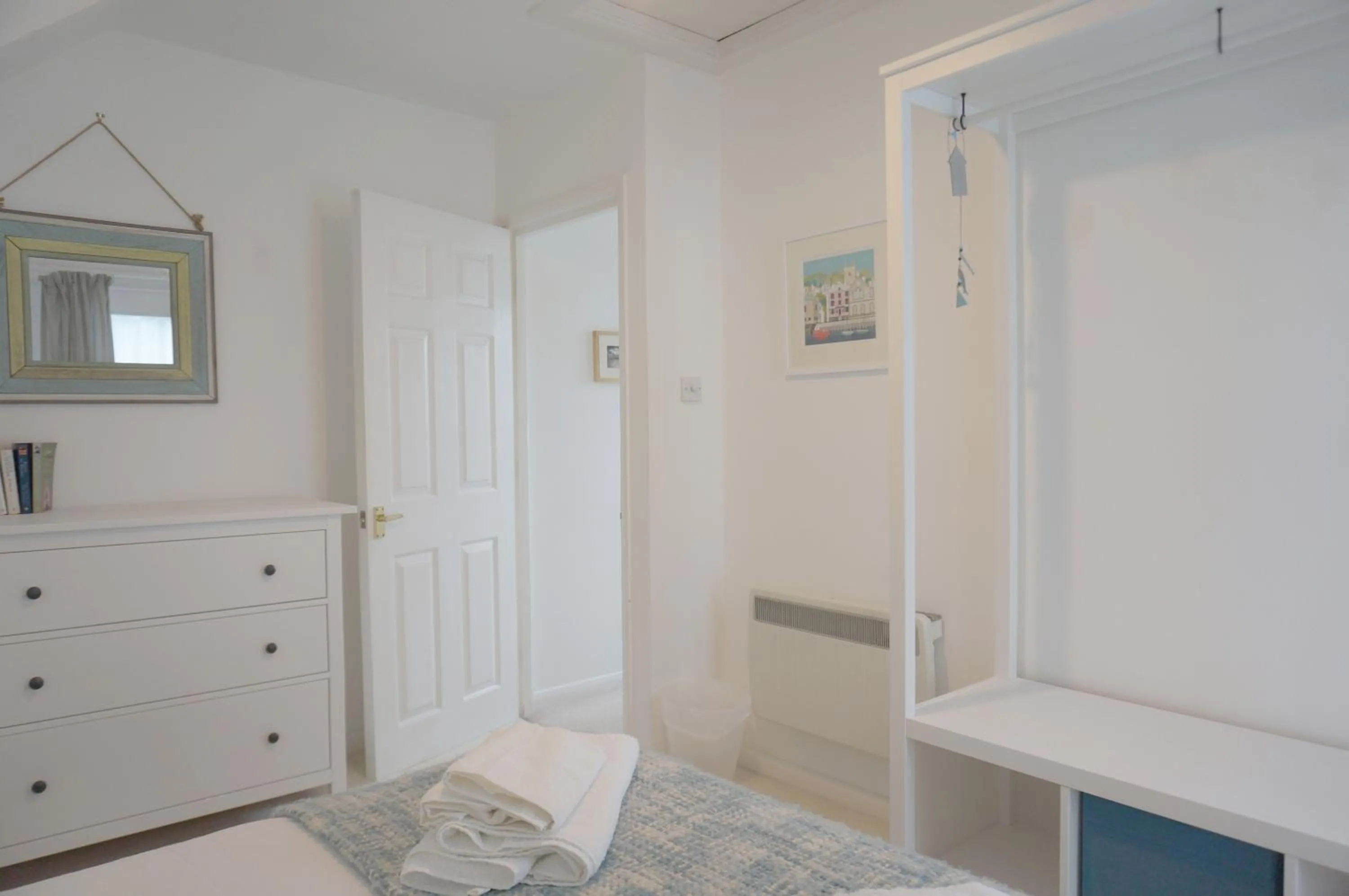Bedroom, Bed in Fowey River Views