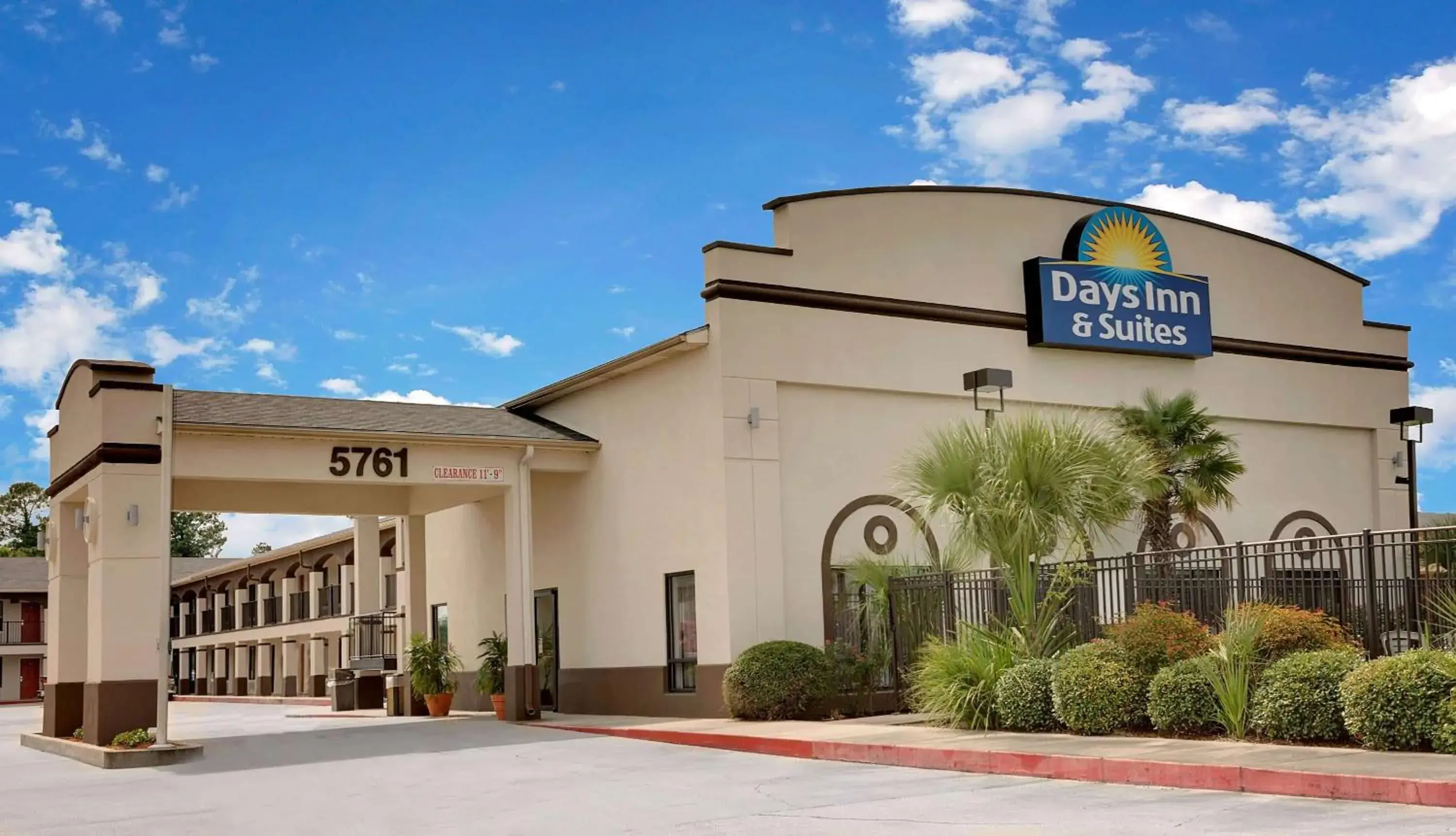 Property building in Days Inn & Suites by Wyndham Opelousas Property building in Days Inn & Suites by Wyndham Opelousas
