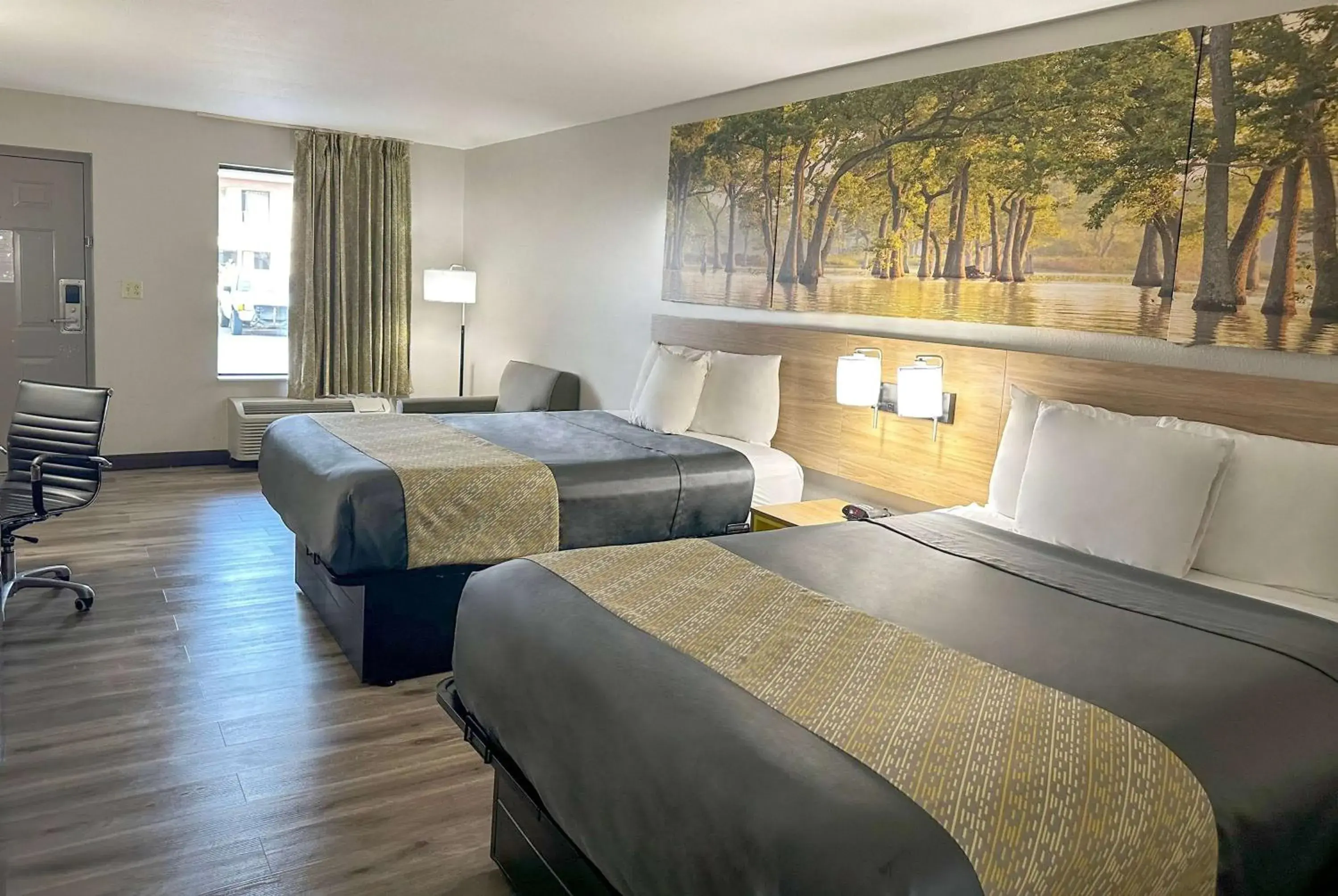 Photo of the whole room, Bed in Days Inn & Suites by Wyndham Opelousas Photo of the whole room, Bed in Days Inn & Suites by Wyndham Opelousas