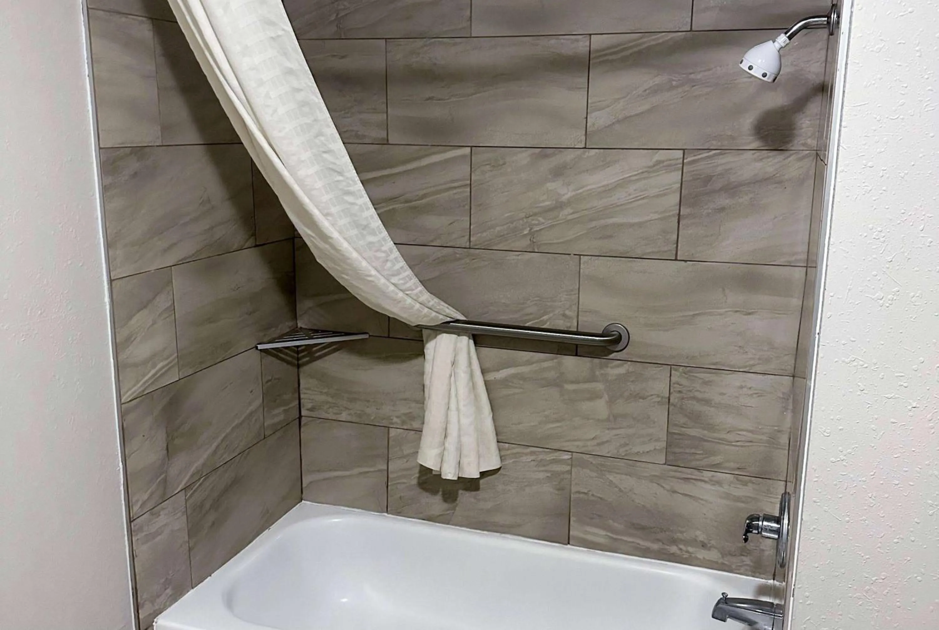 TV and multimedia in Days Inn & Suites by Wyndham Opelousas