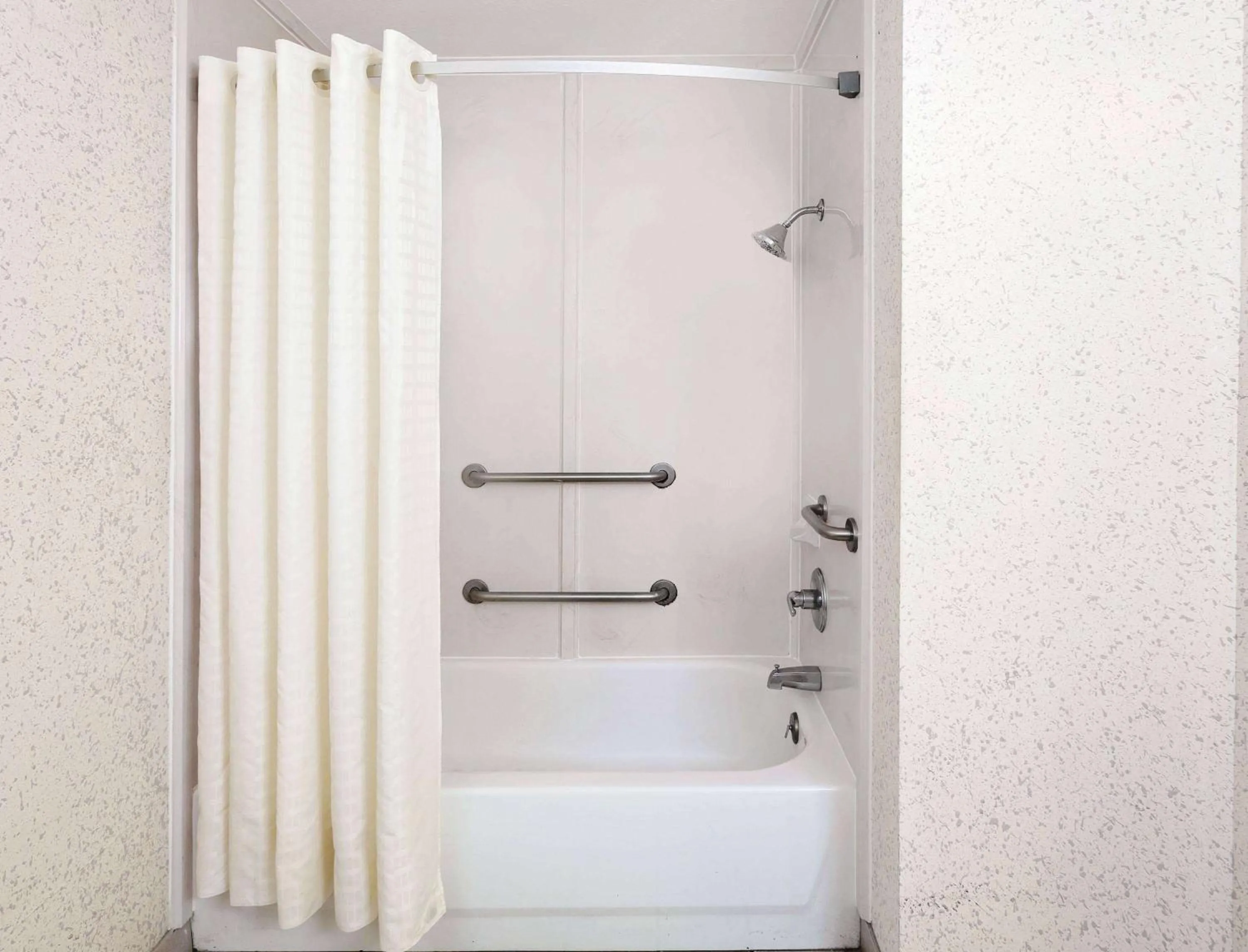 Shower in Days Inn & Suites by Wyndham Opelousas