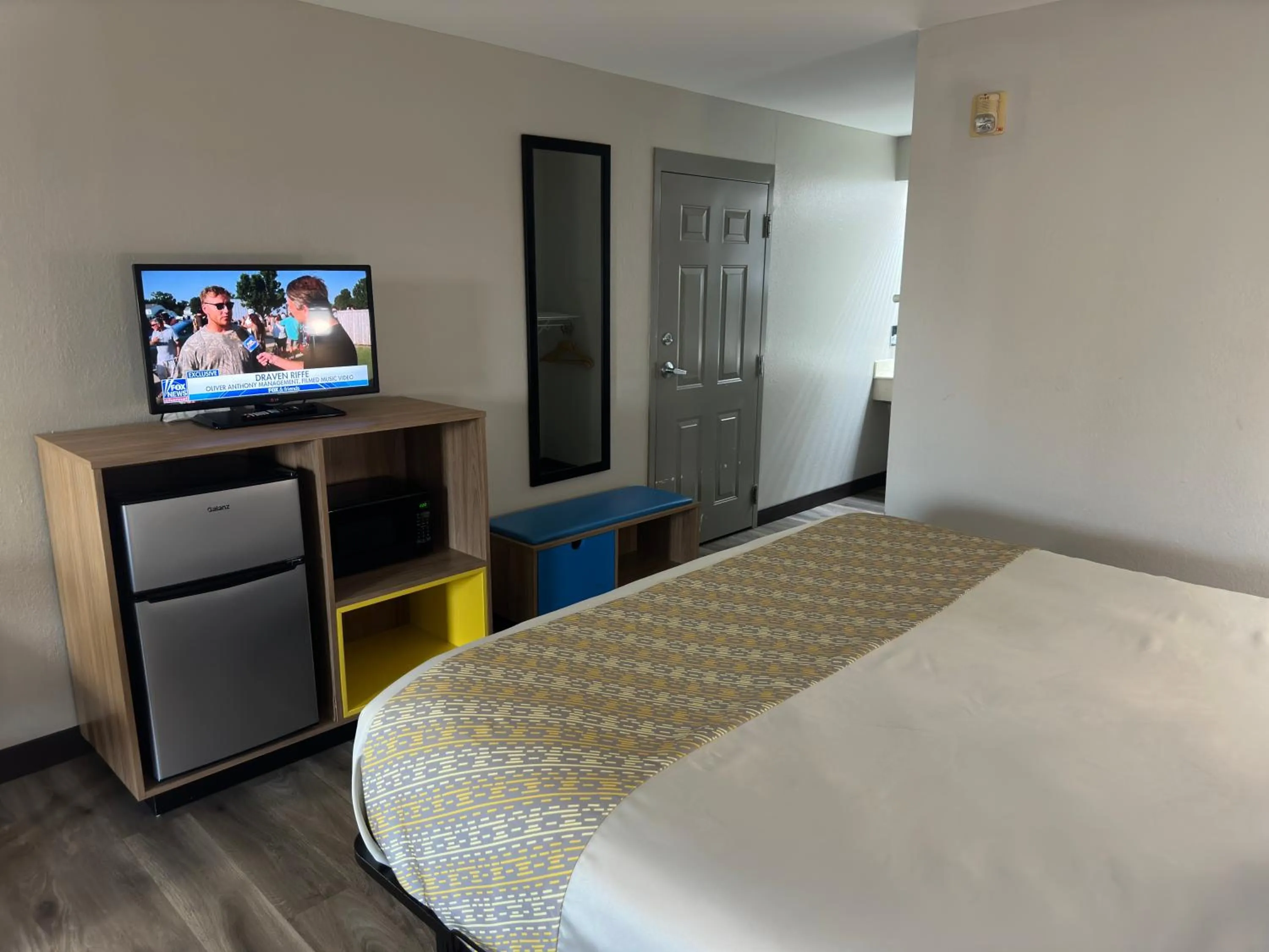 Bedroom, Bed in Days Inn & Suites by Wyndham Opelousas