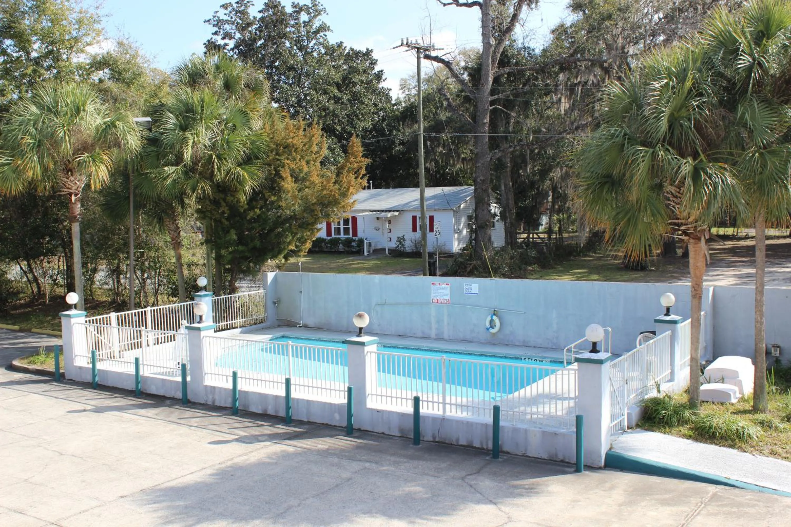 Swimming pool in Travelers Inn Gainesville