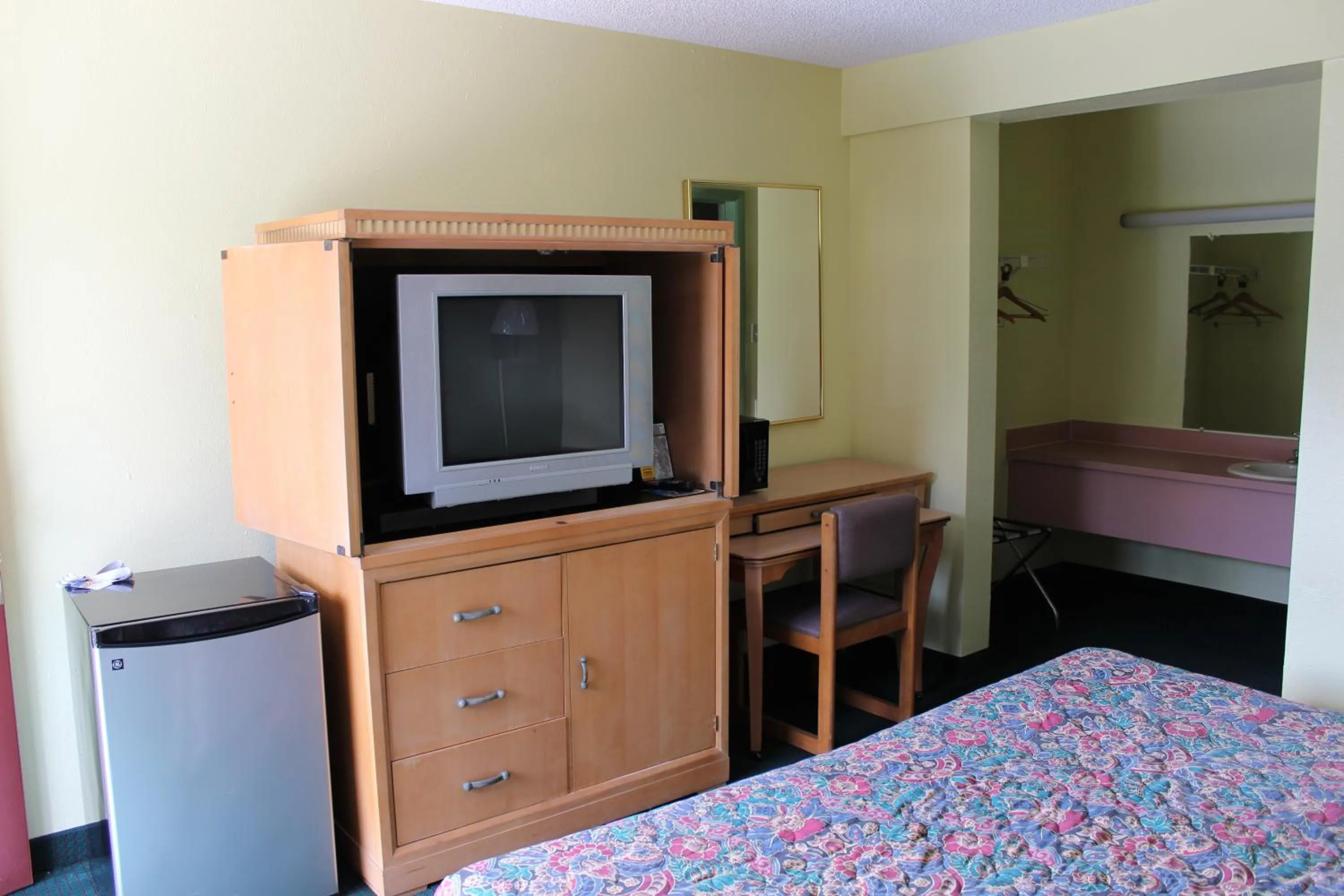 Photo of the whole room, Bed in Travelers Inn Gainesville