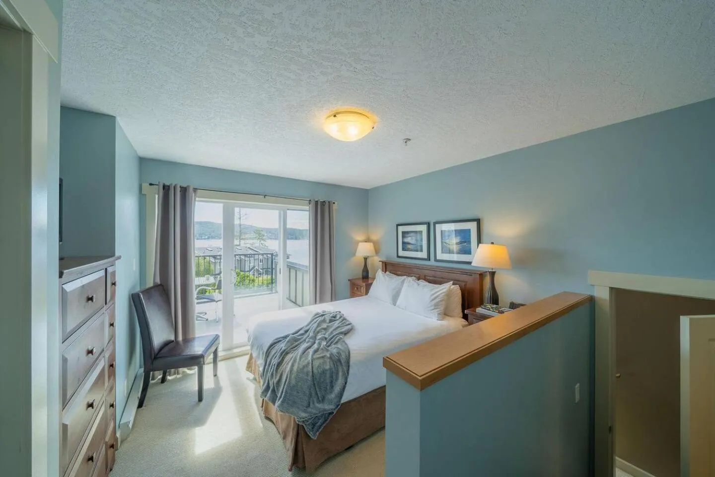 Bed in Sooke Harbour Resort & Marina