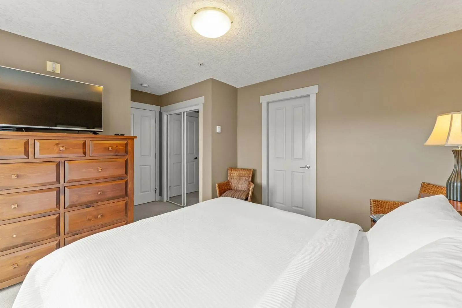 Bed in Sooke Harbour Resort & Marina