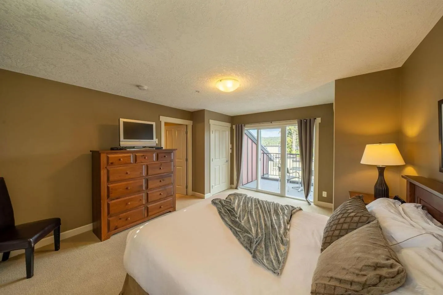 Bed in Sooke Harbour Resort & Marina