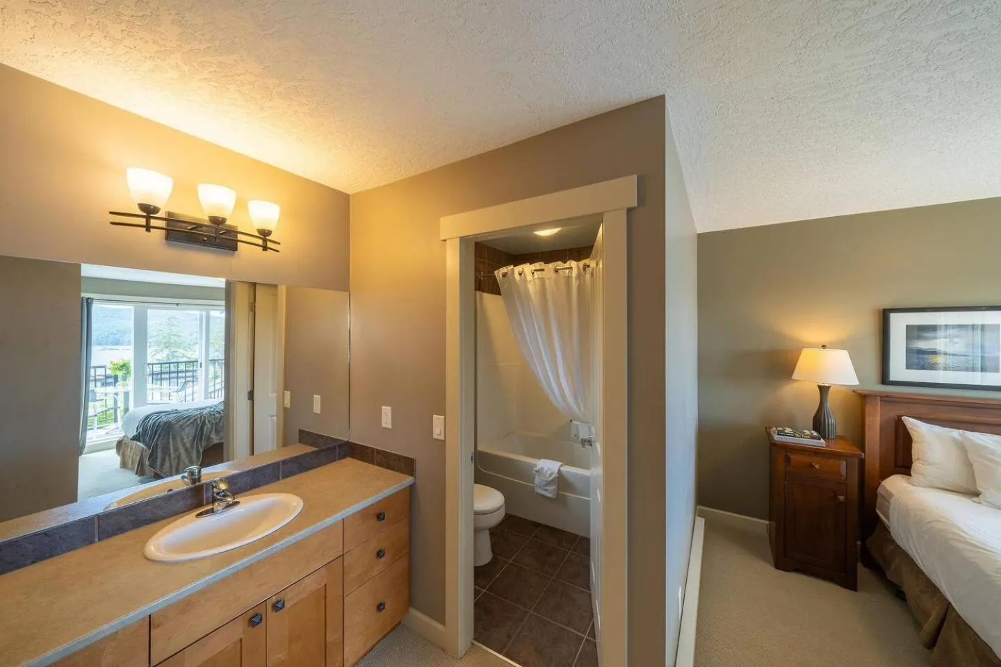 Bed in Sooke Harbour Resort & Marina