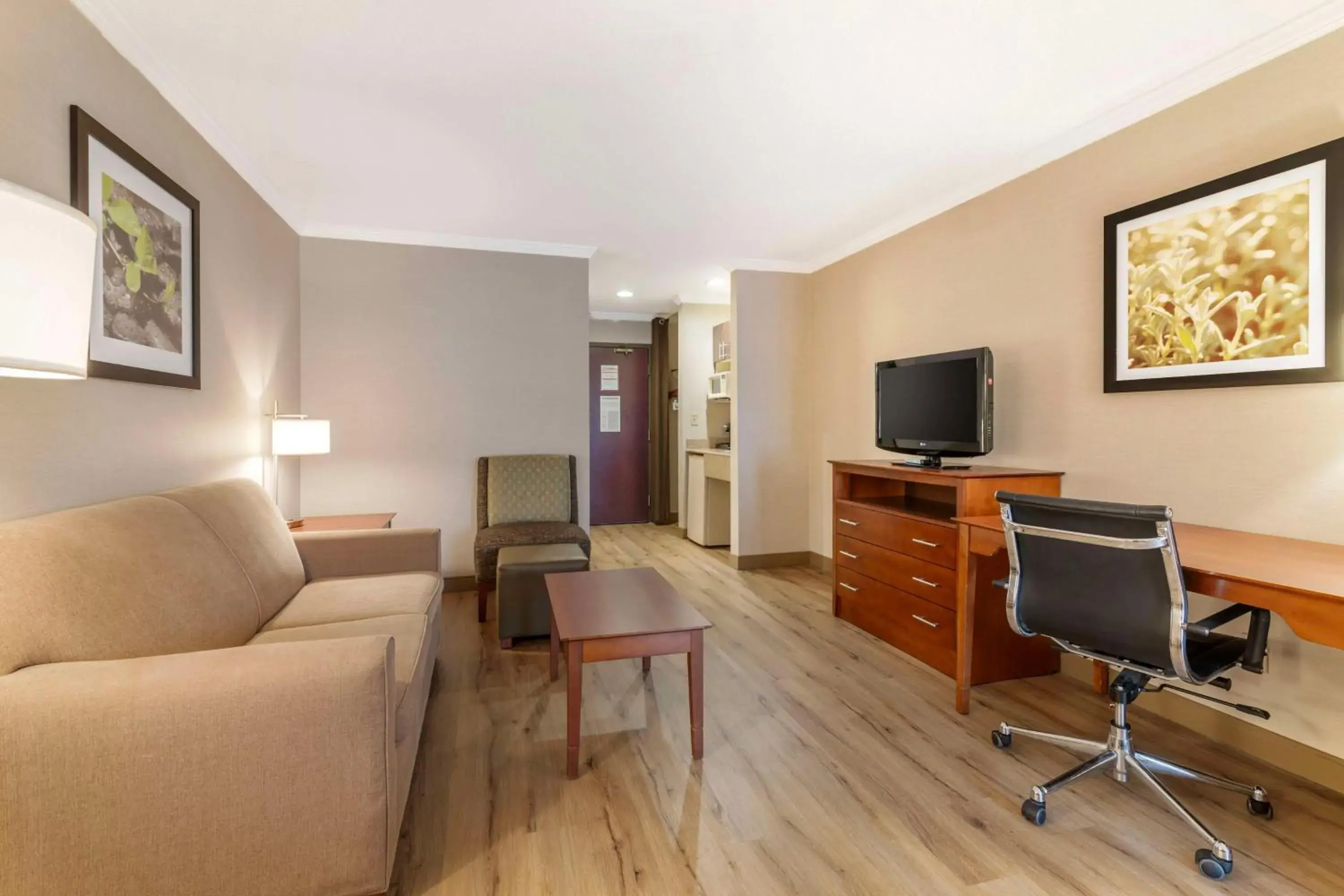 Photo of the whole room in Best Western Liverpool-Syracuse Inn & Suites Photo of the whole room in Best Western Liverpool-Syracuse Inn & Suites